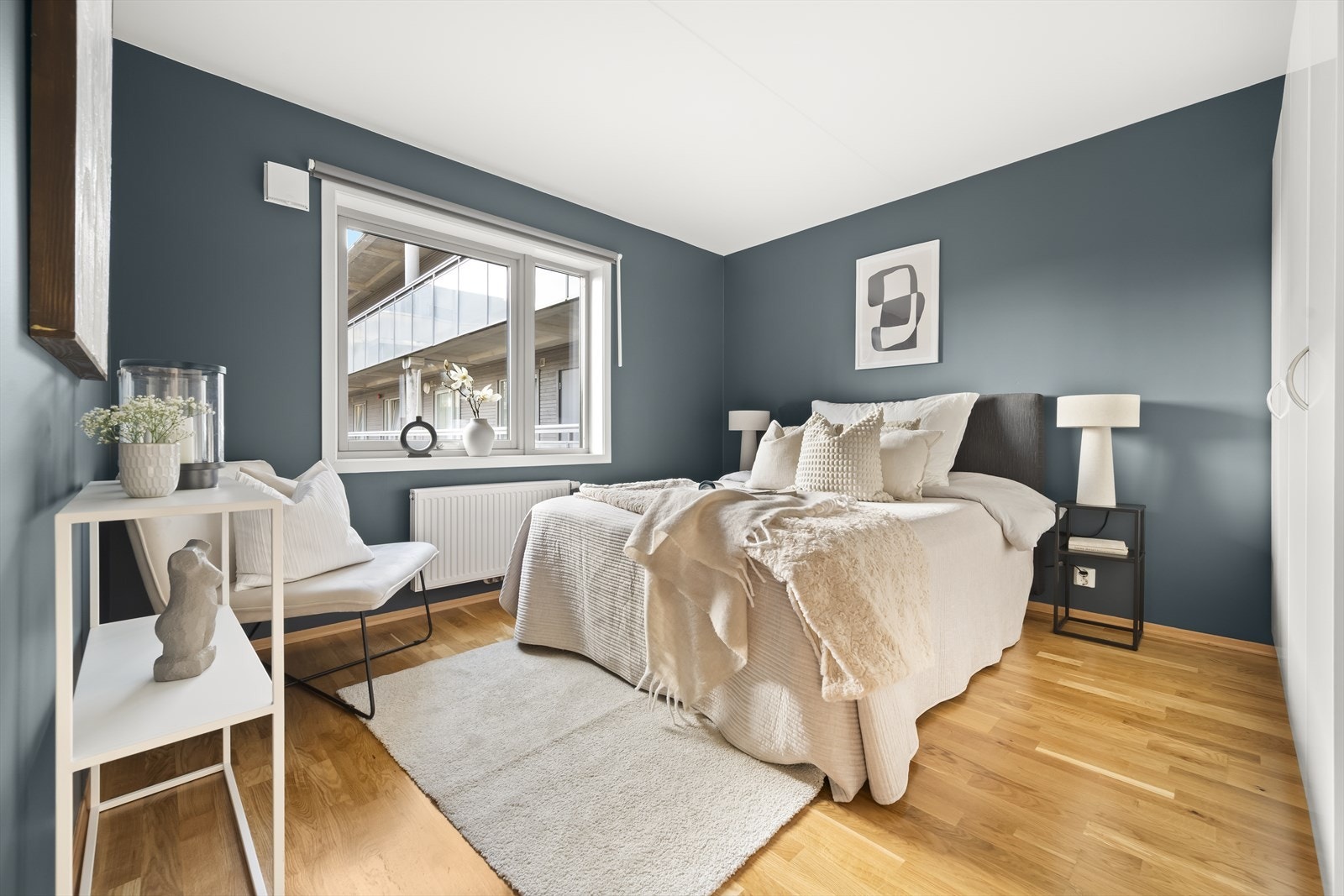 Soverommet er romslig med plass til dobbeltseng, nattbord og øvrige møbler. Galleribilde