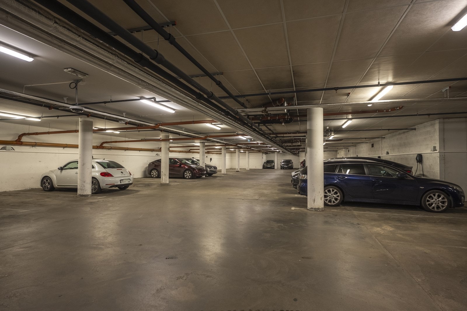 Det finnes 75 garasjeplasser tilknyttet sameiet, med bruksrett som kun kan overdras internt. Det medfølger ikke garasjeplass her, se salgsoppgave. Galleribilde