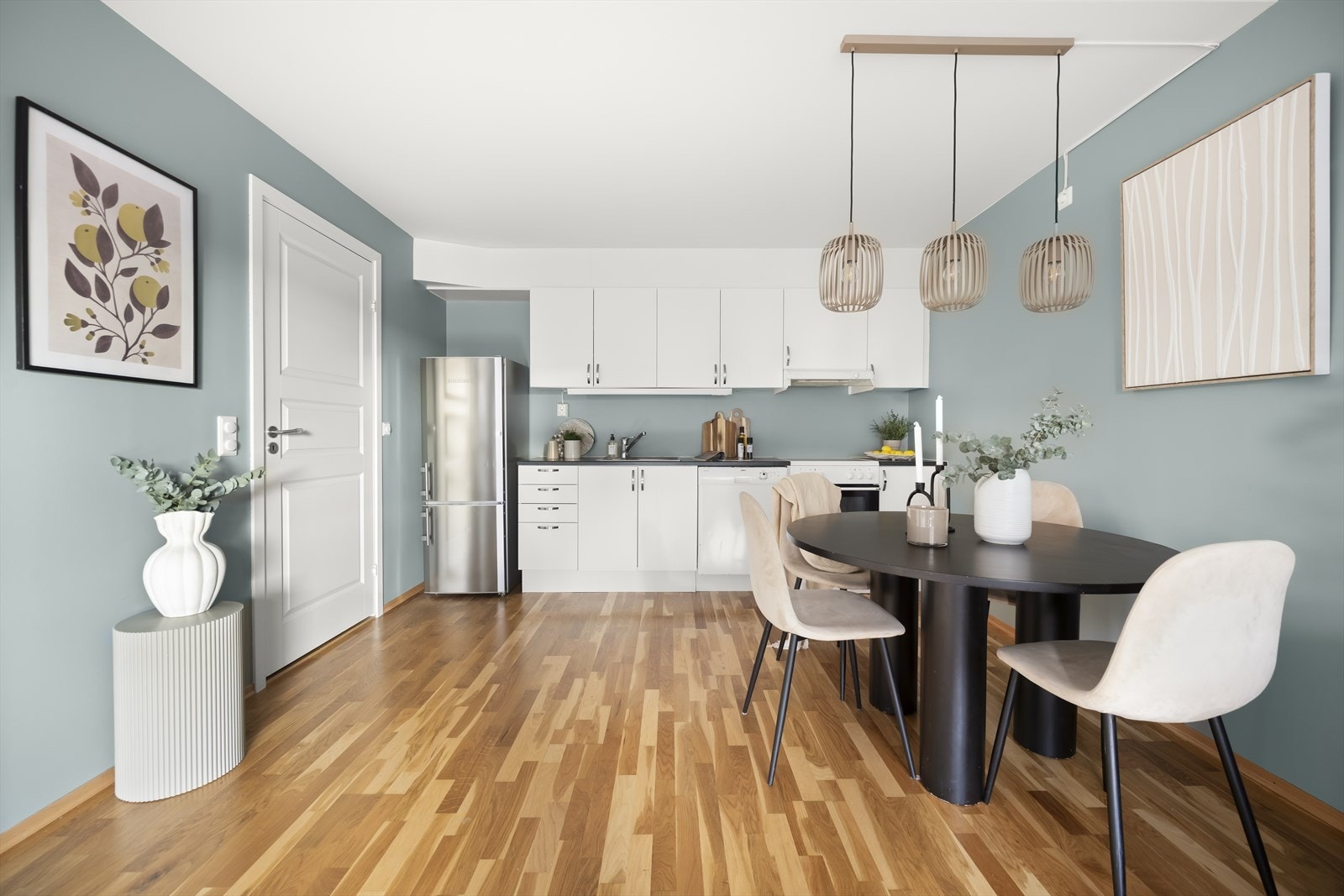 Pen, profilert dør gjør det enkelt å skjerme hoveddelen fra entréen og gir et delikat uttrykk til rommet. Galleribilde