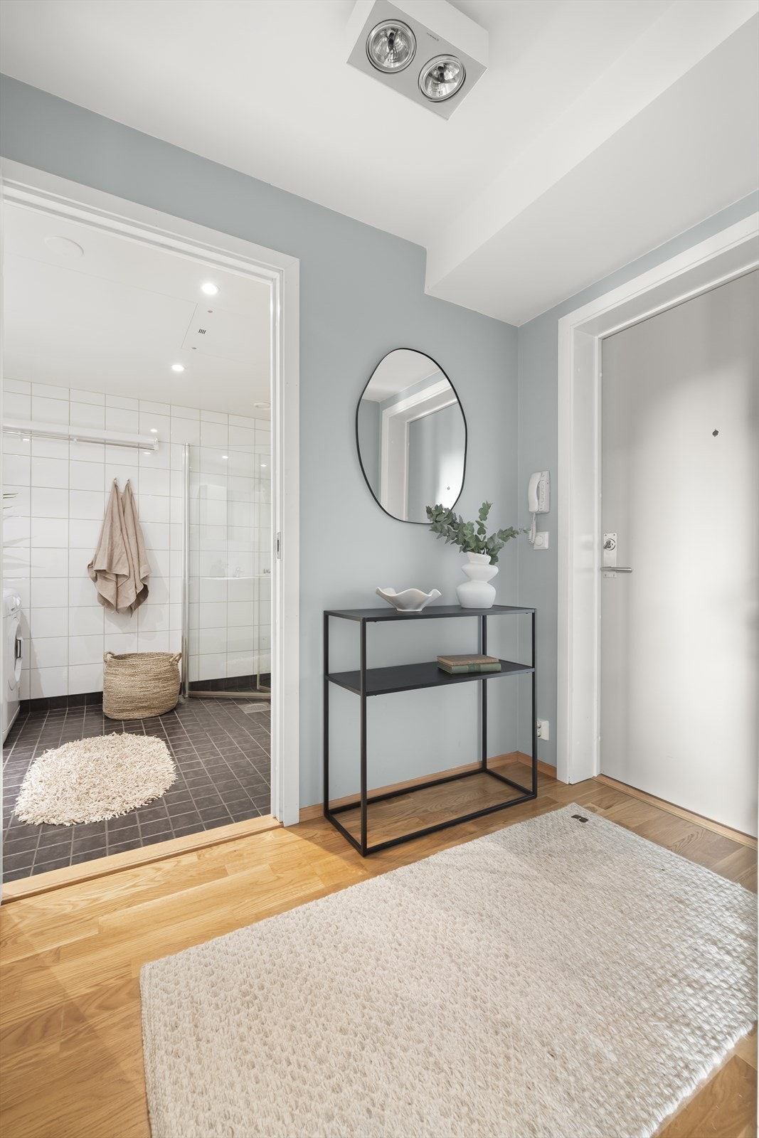 Lys og innbydende entré med praktiske oppbevaringsløsninger som knagger og hyller, samt en romslig skyvedørsgarderobe for enkel organisering. Velkommen inn :) Galleribilde