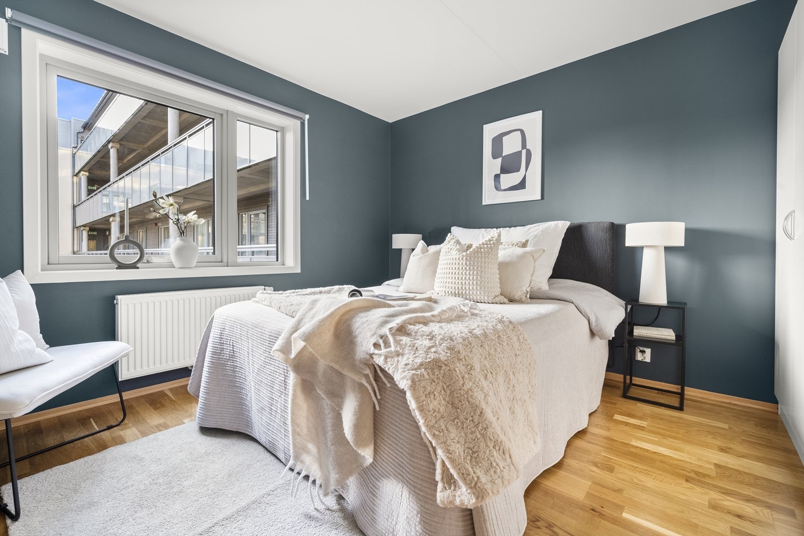 Den blå vegg fargen gir rommet karakter og tilfører en fin kontrast til de ellers lyse flatene. Galleribilde