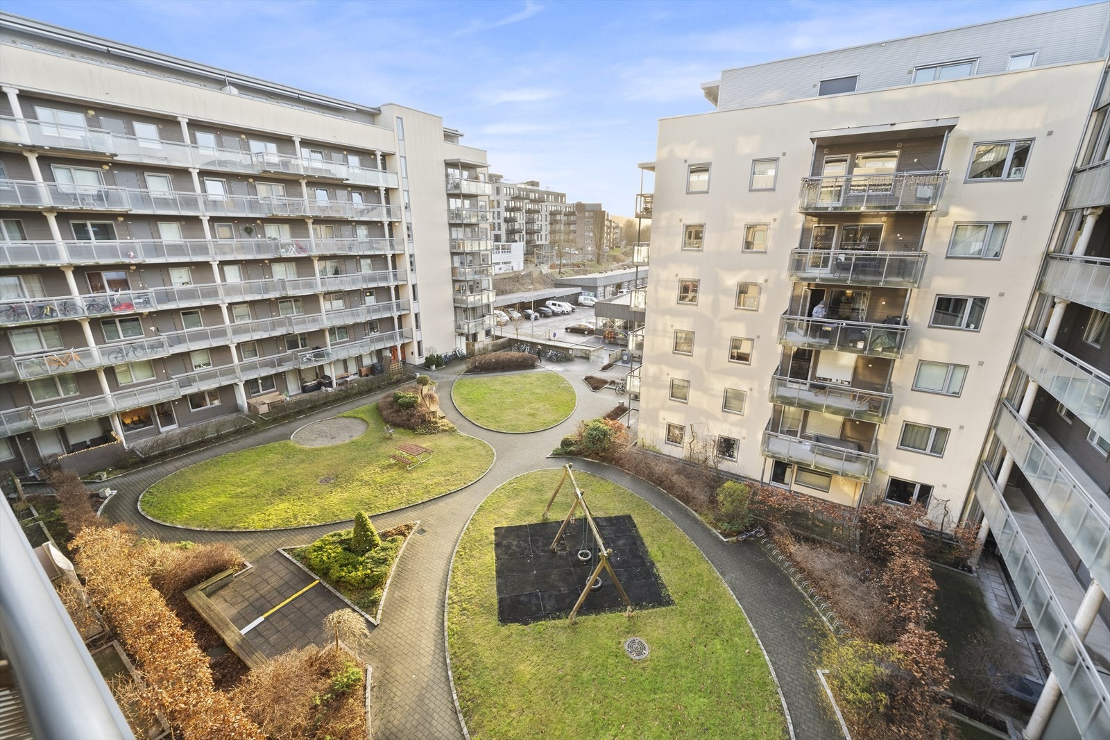 Balkongen ligger med hyggelig utsyn fra 5. etasje over grønne og åpne omgivelser - en kombinasjon av ro og bynær beliggenhet. Galleribilde