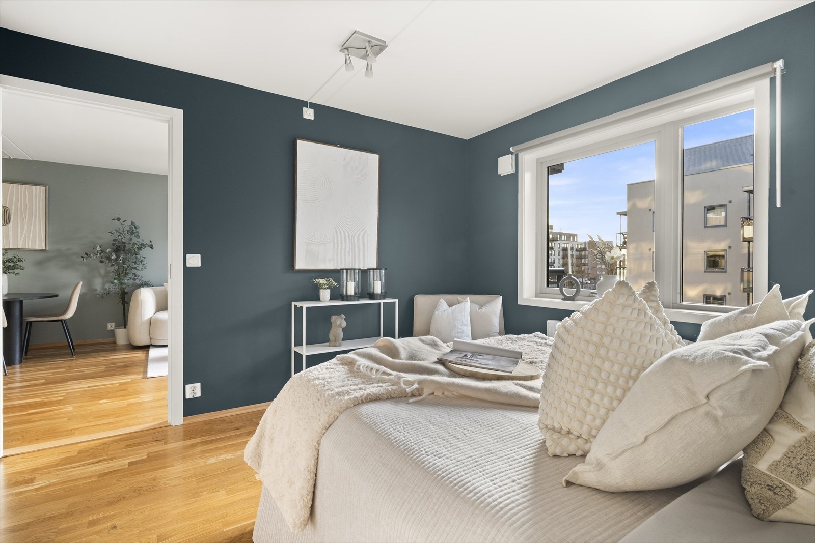 Vinduet på soverommet gir godt lysinnslipp og skaper en lys og trivelig atmosfære. Galleribilde