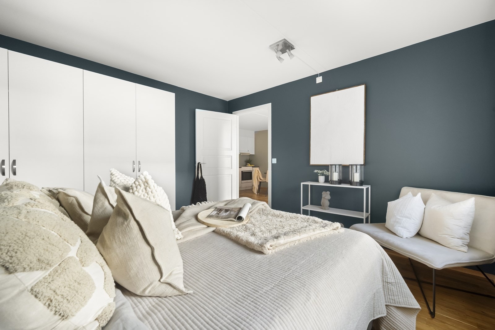 Her er det godt med oppbevaring i en romslig garderobe, som gjør det enkelt å holde rommet ryddig og oversiktlig. Galleribilde