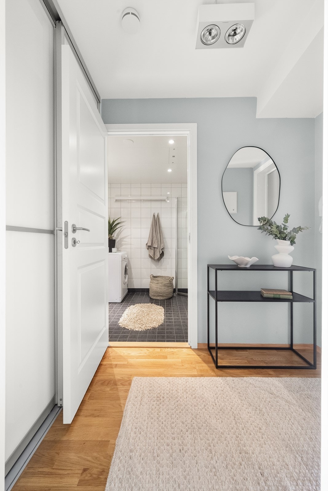 Leilighetens baderom har adkomst fra entréen. Galleribilde