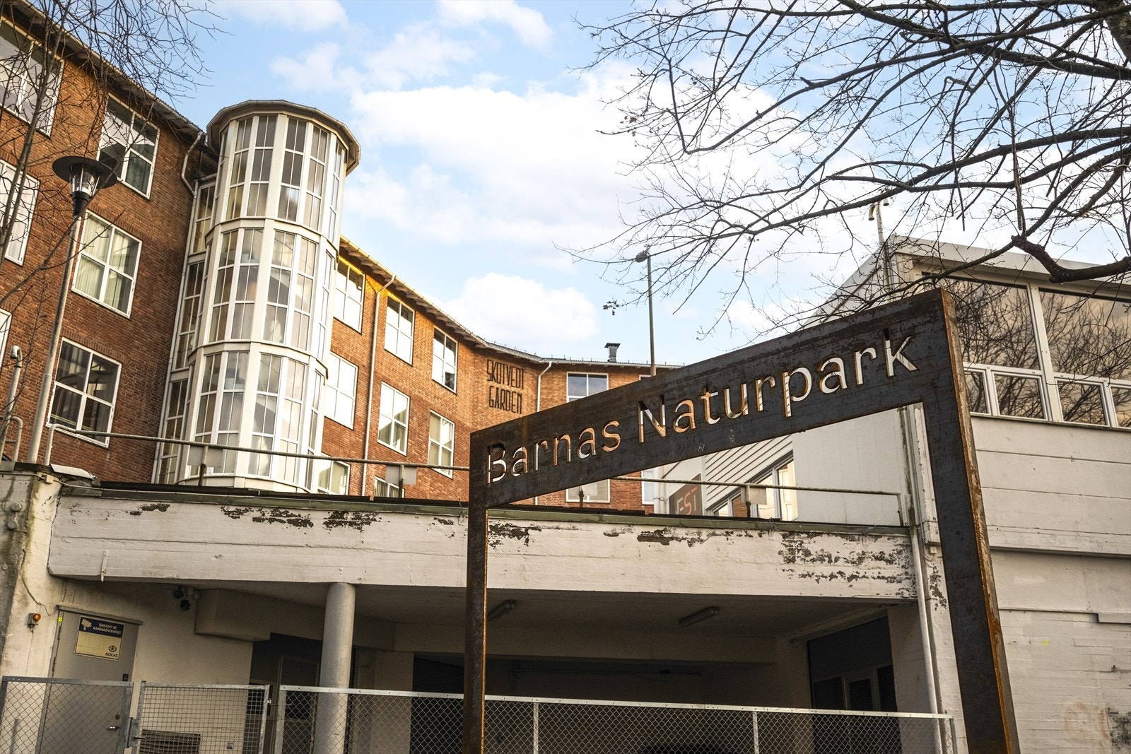 Barnas Naturpark ligger i gangavstand fra leiligheten og gir barna en unik mulighet til å utforske, leke og lære midt i naturen i byen. Galleribilde