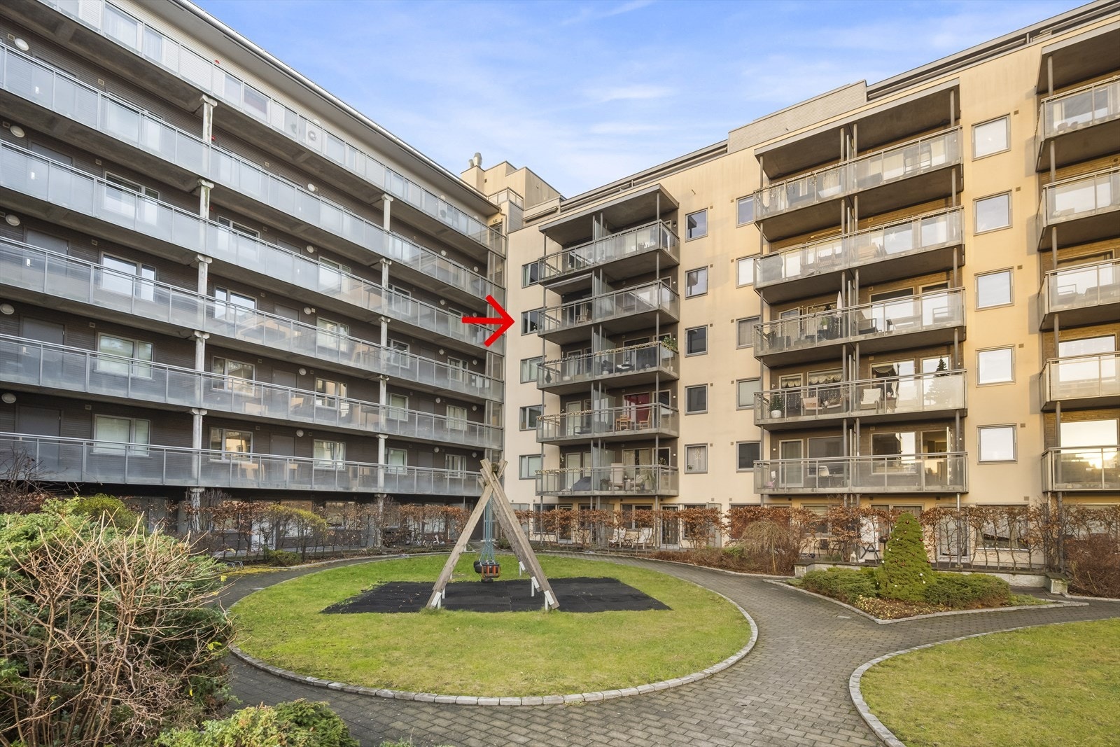 Sameiet er et kombinasjonsbygg bestående av 186 seksjoner, herav 183 boligseksjoner og 3 næringsseksjoner. Balkongen ligger i 5. etasje - se pil :) Galleribilde