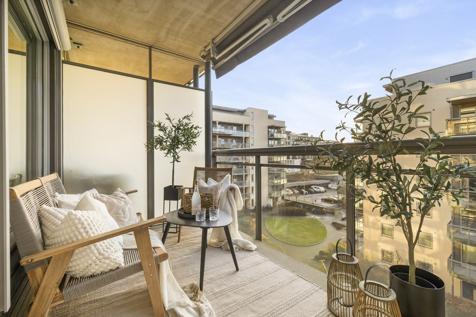 I vår- og sommerhalvåret blir balkongen en naturlig forlengelse av stuen, med god plass til utemøbler. Galleribilde