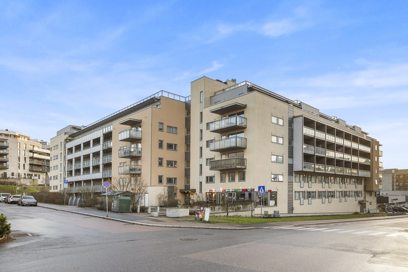 Vaktmestertjenester leveres av Oslo Drift og Utleie A/S. Vaktmesteren sørger for drift og vedlikehold av bygget, inkludert sesongarbeid, service på fellesområder og oppfølging av avtaler. Galleribilde