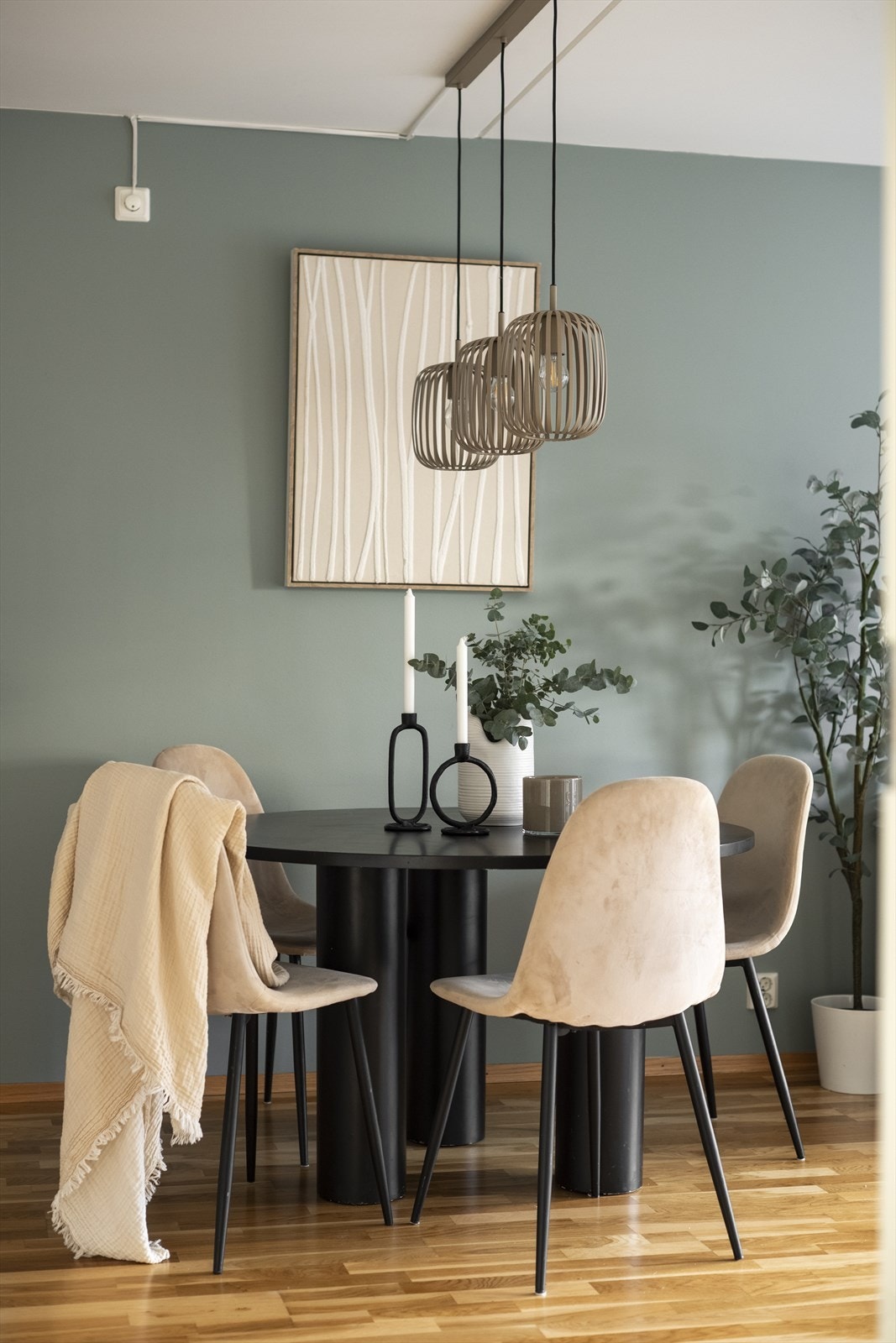 Den åpne løsningen mot stuen skaper en luftig og innbydende romfølelse, og gjør det enkelt å lage mat samtidig som man kan være sosial og holde kontakt med familie og gjester. Galleribilde