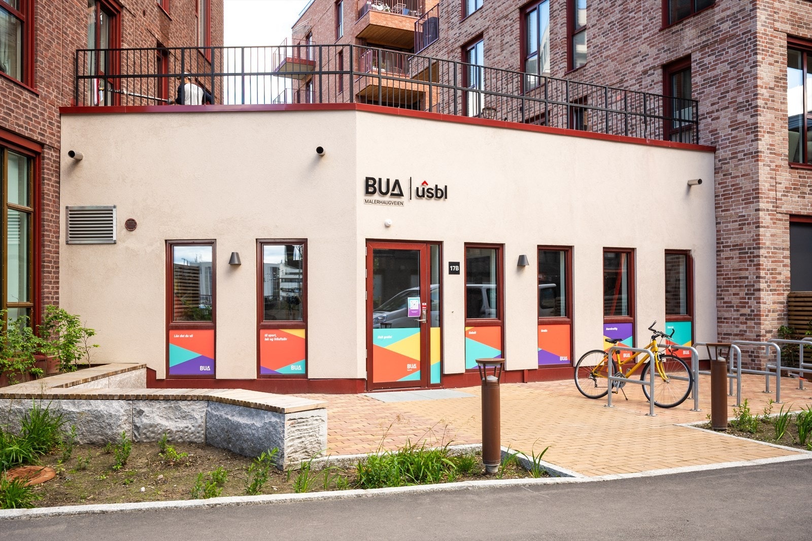 BUA, med gratis utlån av sports- og friluftsutstyr, ligger rett i nærheten og gir barn og unge mulighet til å være aktive på en bærekraftig måte. Galleribilde