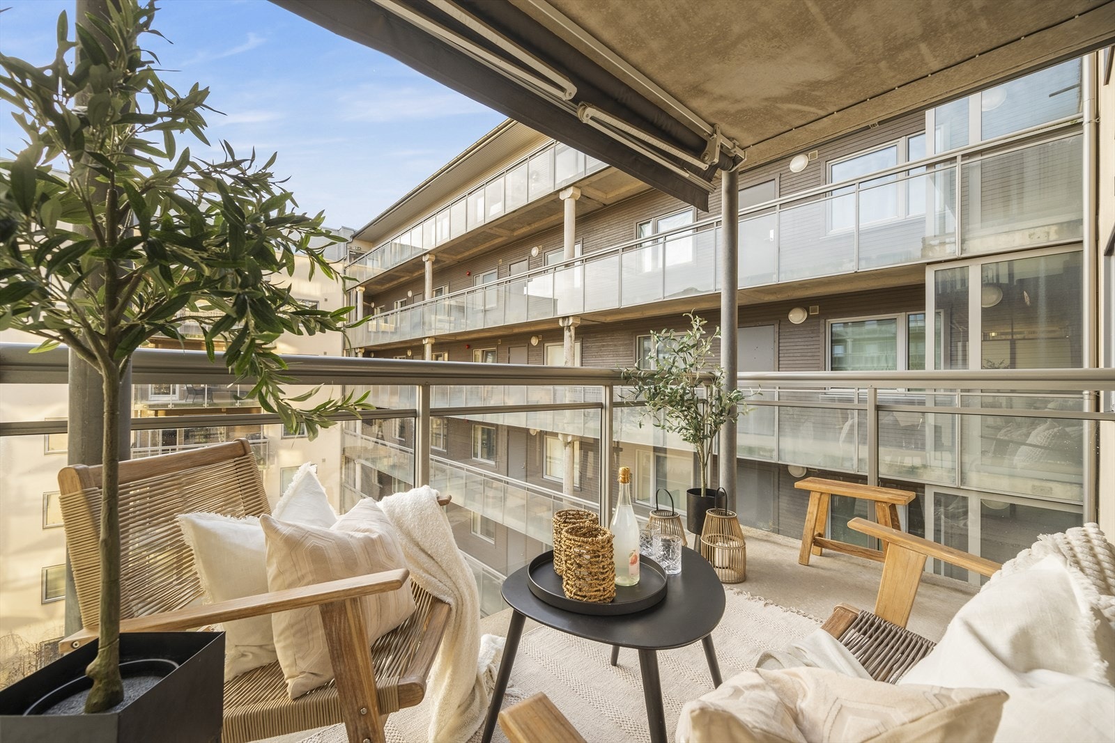 Her har du ditt eget, private uteområde, og du kan enkelt innrede med utemøbler, beplantning og gass-/elektrisk grill. Praktisk markise for å skjerme seg for sol, varme eller ønske om mer privatliv. Galleribilde