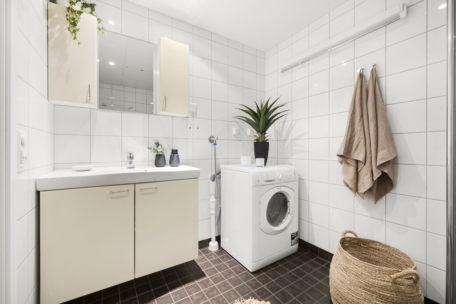 Det er opplegg for vaskemaskin og badet har balansert ventilasjon. Galleribilde