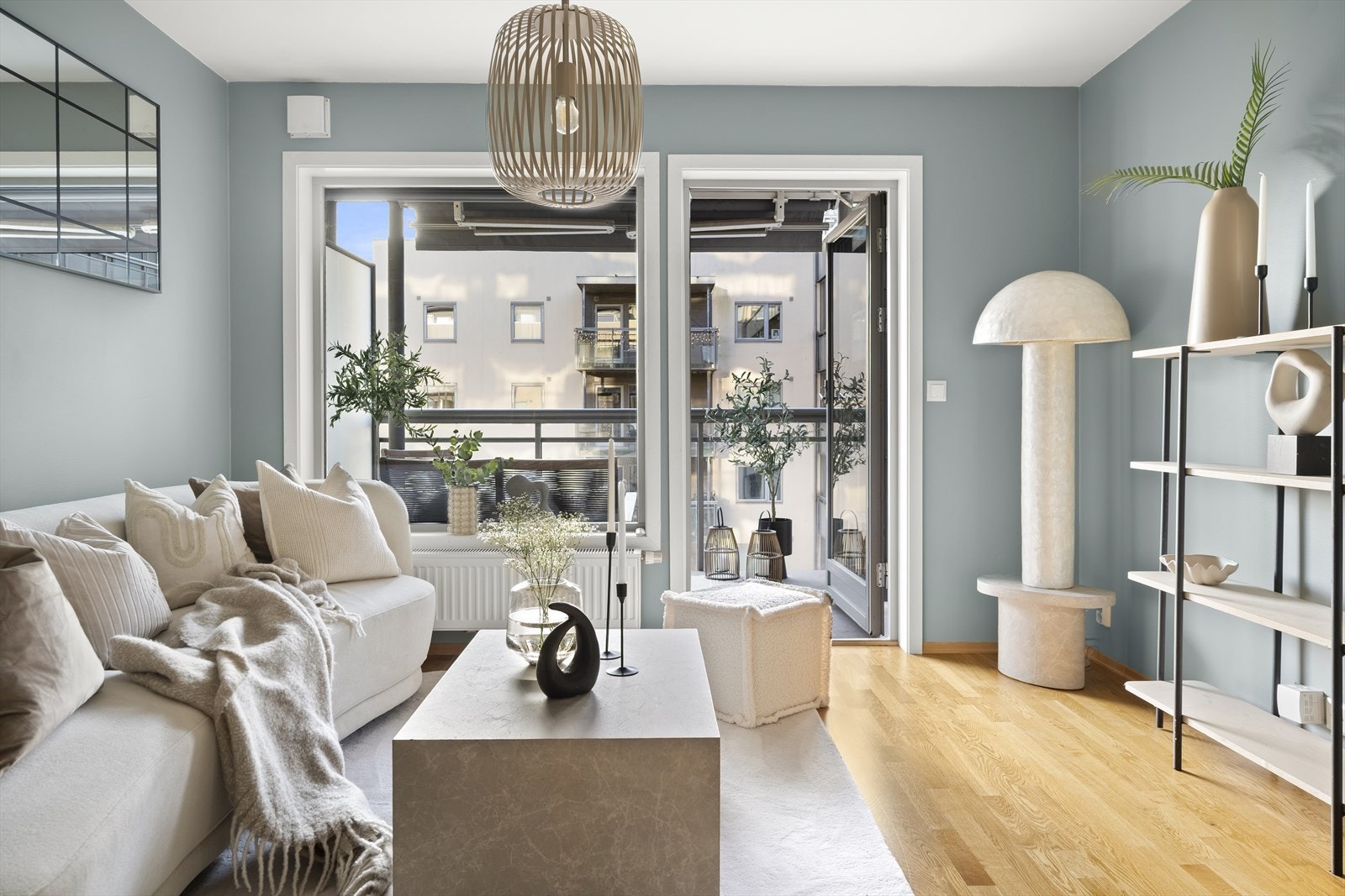 Fra stuen er det direkte utgang til en sydvestvendt balkong på ca. 6 m². Galleribilde