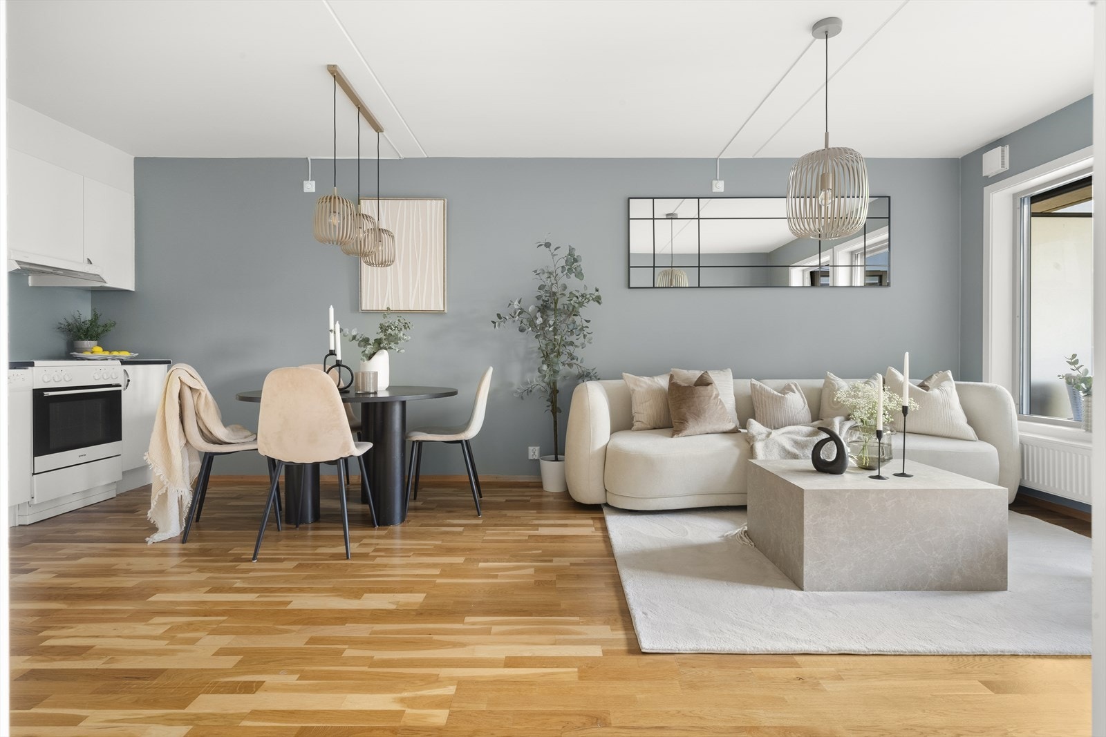 Leiligheten har lave felleskostnader pr. d.d. kr 2.512,- pr. md som inkl. forretningsførsel, bredbånd, drift og vedlikehold, felles bygnings forsikringer, kom.avgifter, festeavgift m.m. Styret har vedtatt å øke felleskostnadene med 2,5% fra 01.02.26. Galleribilde