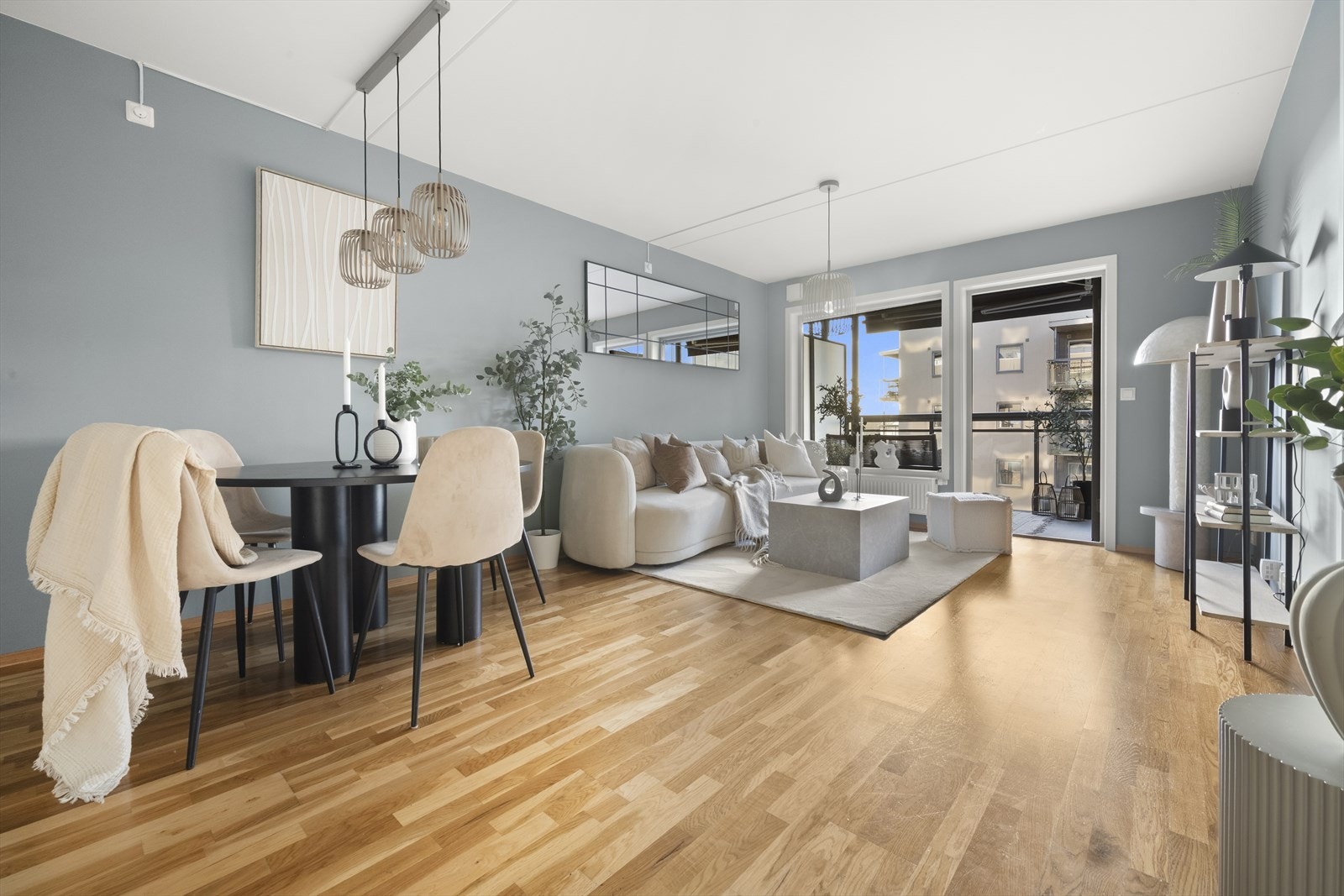 Stuen er lys og innbydende med store vindusflater som gir et godt lysinnslipp og fin utsikt mot nærområdet. Galleribilde