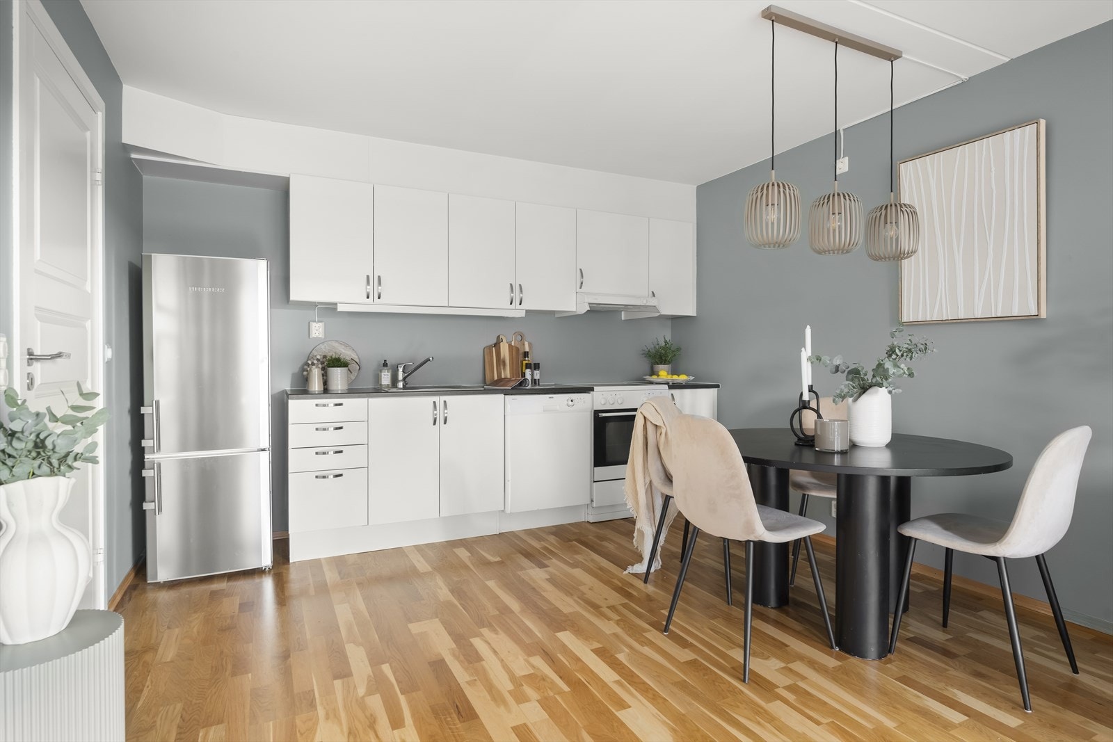 Kjøkkenet ligger i åpen løsning mot stuen som gjør det enkelt å lage mat samtidig som man kan være sosial og holde kontakt med familie og gjester. Galleribilde