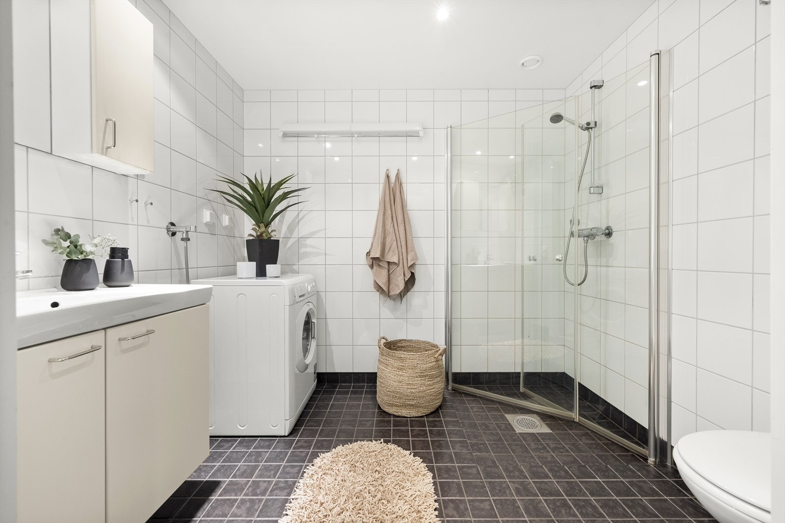 Leiligheten har et pent flislagt baderom med gulvvarme. Galleribilde