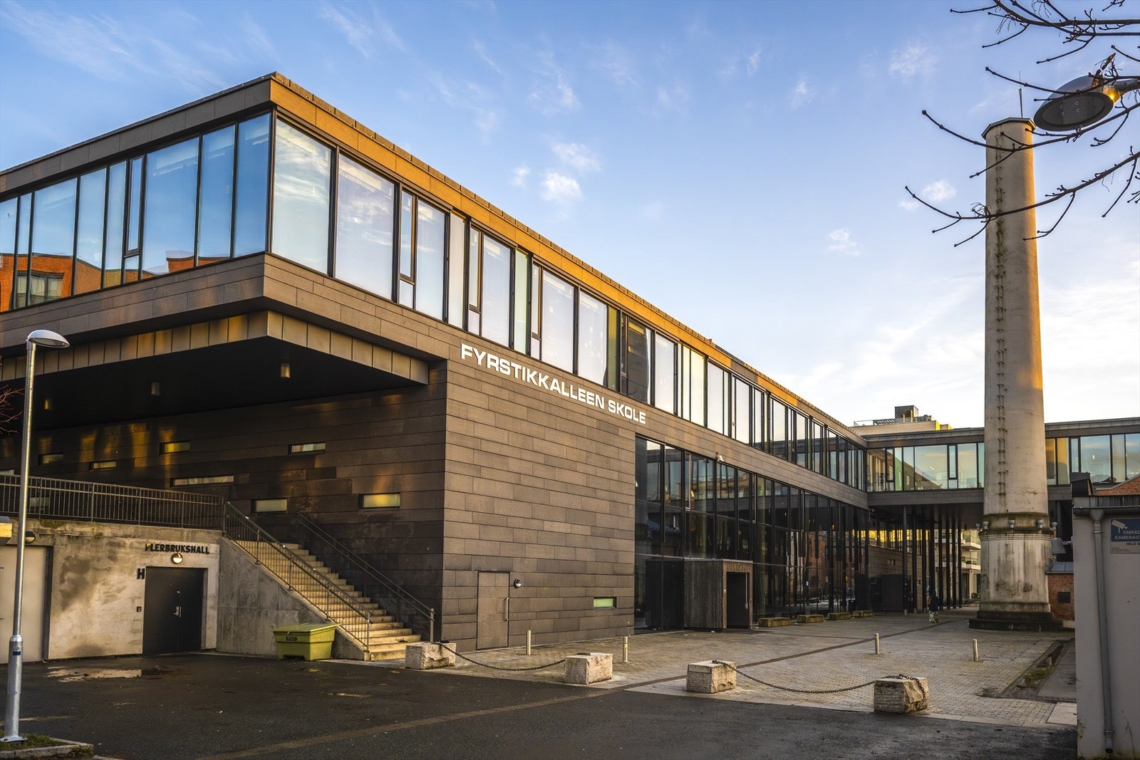 Fyrstikkalleen skole (F21) er en kombinert ungdoms- og videregående skole (8-13) på Helsfyr, integrert i den gamle fyrstikkfabrikken, med barnehage, bibliotek og flerbrukshall. Galleribilde