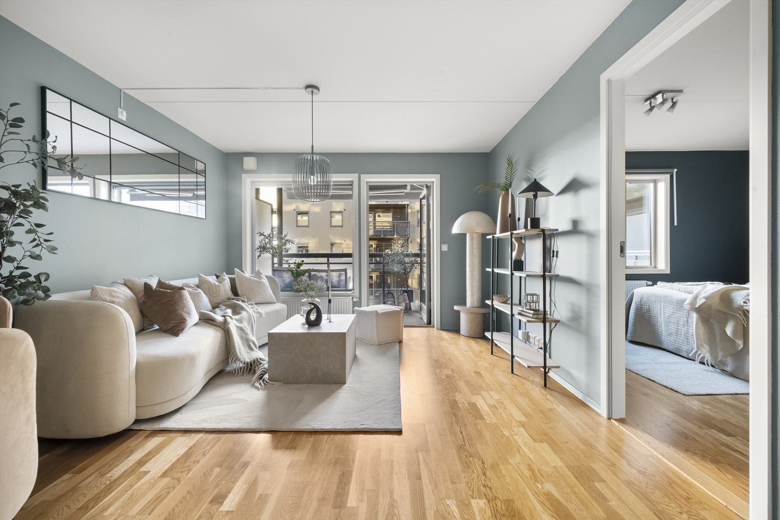 Dette er en lys og moderne 2-roms med åpen planløsning, sydvestvendt balkong og sentral beliggenhet - et stilrent hjem som kombinerer komfort, funksjonalitet og urban livsstil. Galleribilde