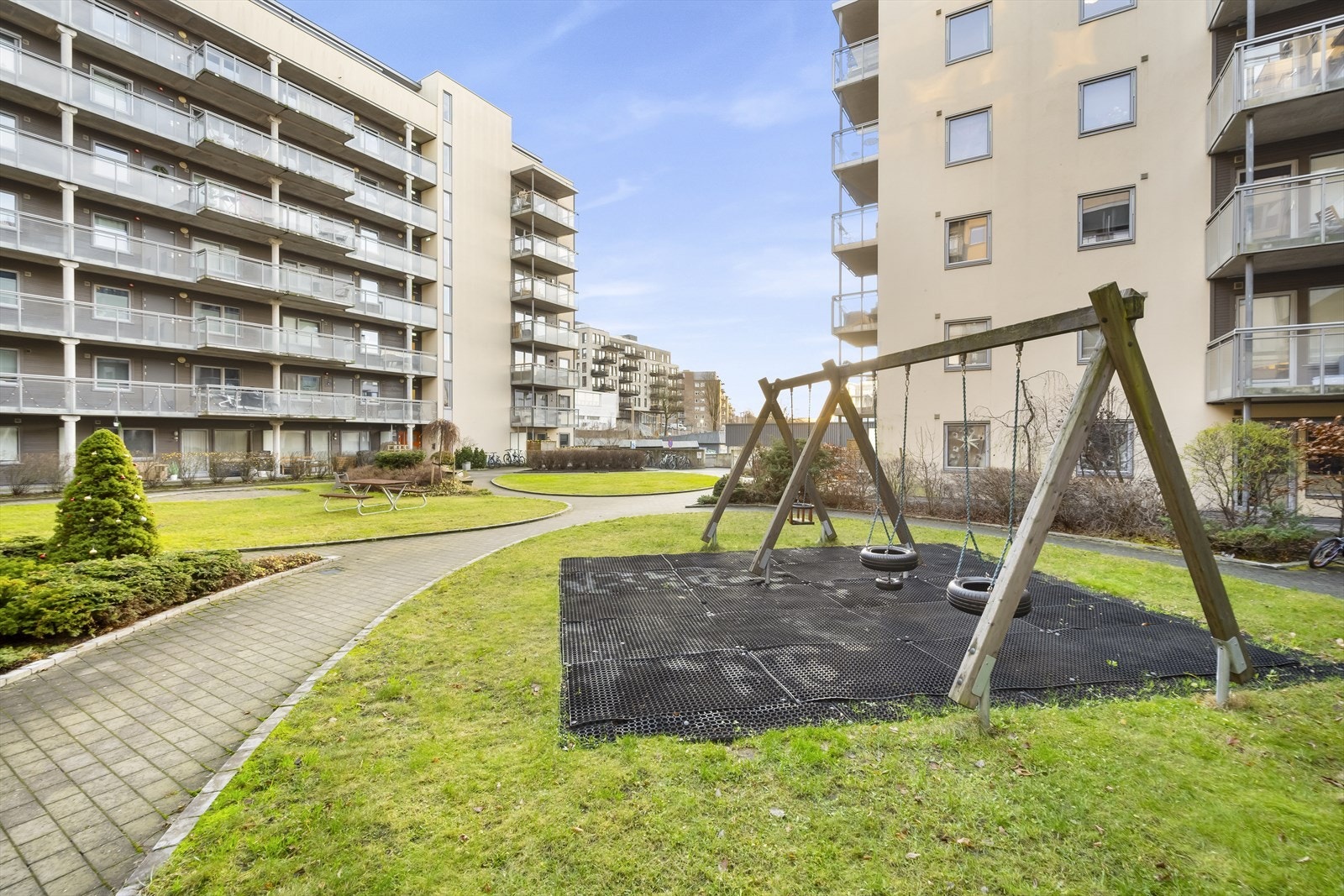 Uteområdet byr på et hyggelig huskestativ, perfekt for lek og aktivitet for de minste. Galleribilde