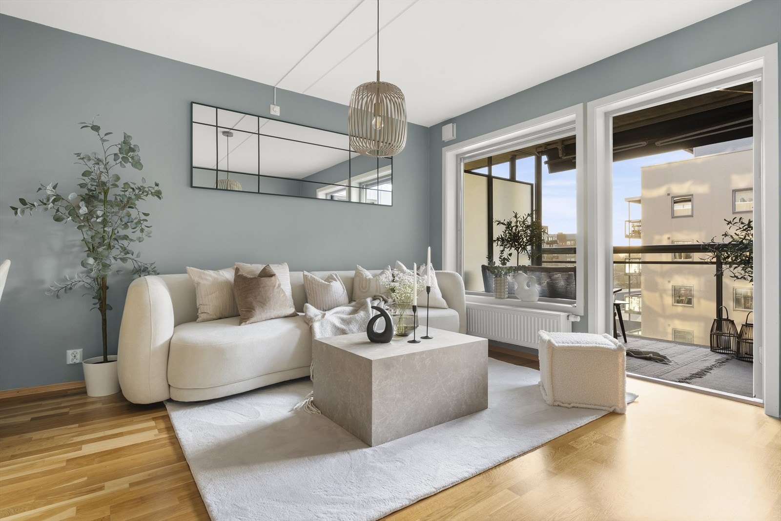 Gulvet er belagt med 3-stavs parkett, og har en fin takhøyde på 2,40m. Galleribilde