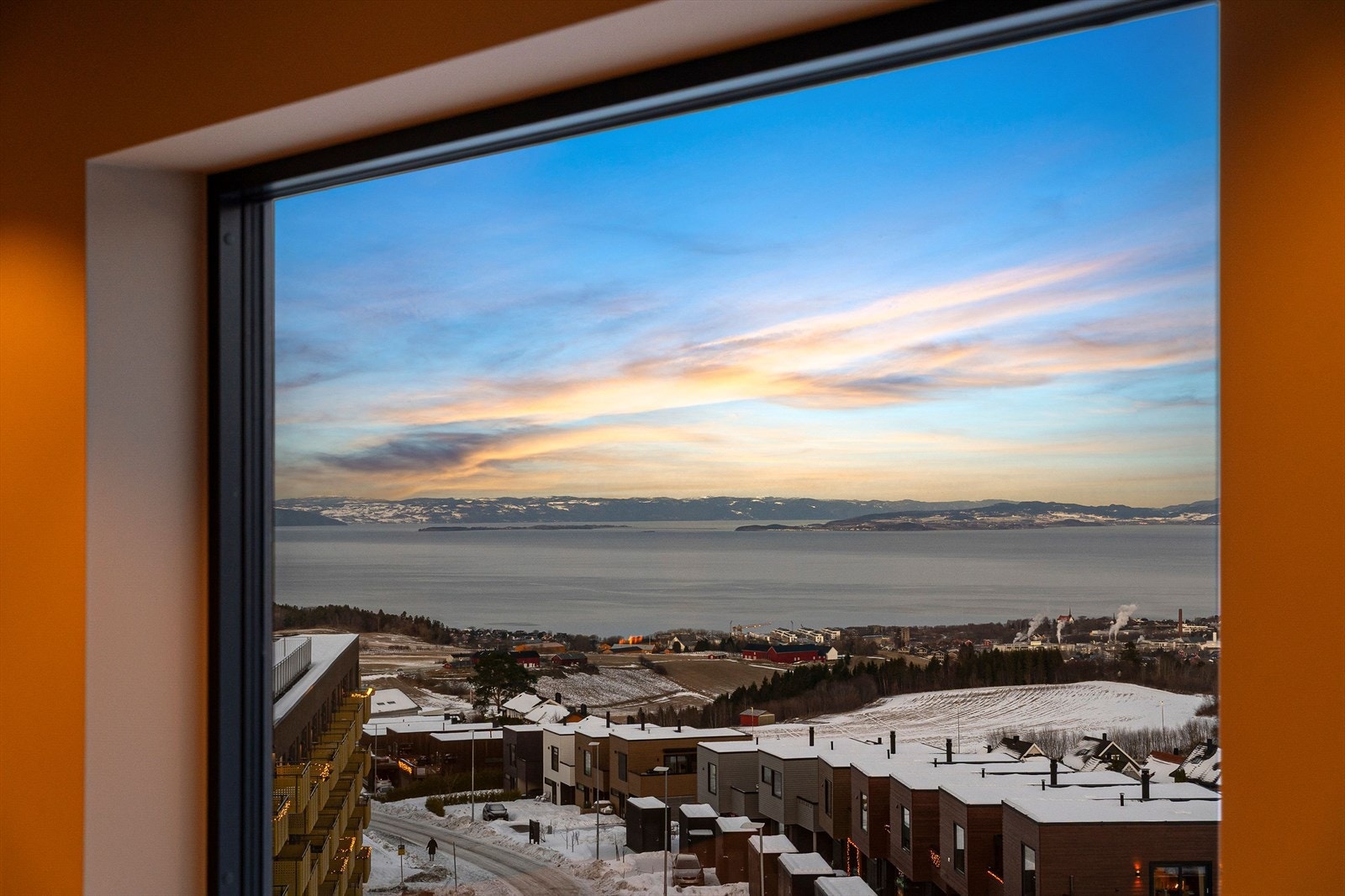 Stuen fremstår som romslig og innbydende med store vindusflater som gir rikelig med naturlig lys og flott utsikt. Galleribilde