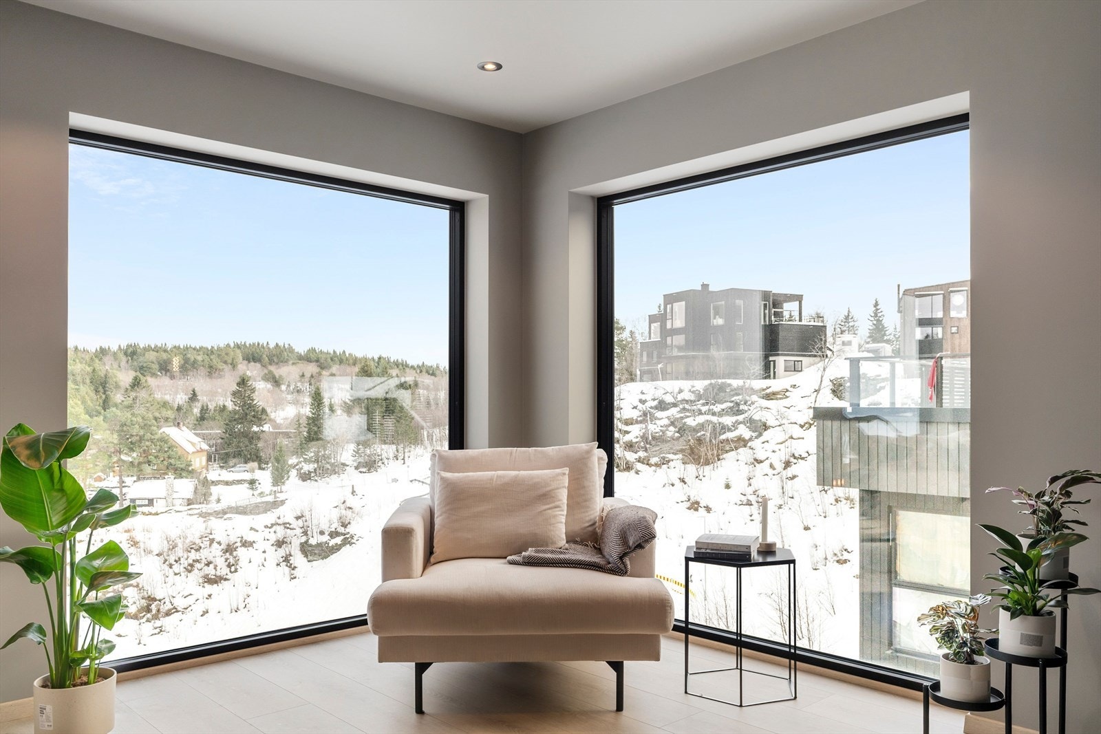 Boligen har også delvis smarthusløsning via Zigbee-protokoll, hvor blant annet dører, varmtvannstank, elbillader og termostater på hovedbad, i gang og i hybeldel kan kobles til smarthussystem. Galleribilde