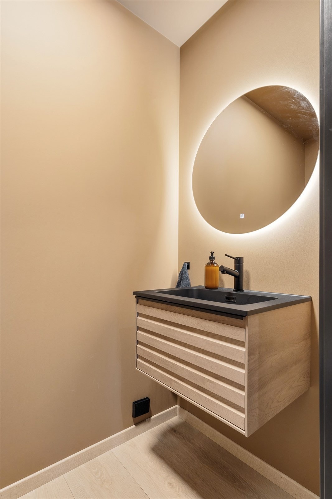 Løsningen gir et funksjonelt supplement til hovedbadet og er godt egnet for daglig bruk og gjester. Galleribilde