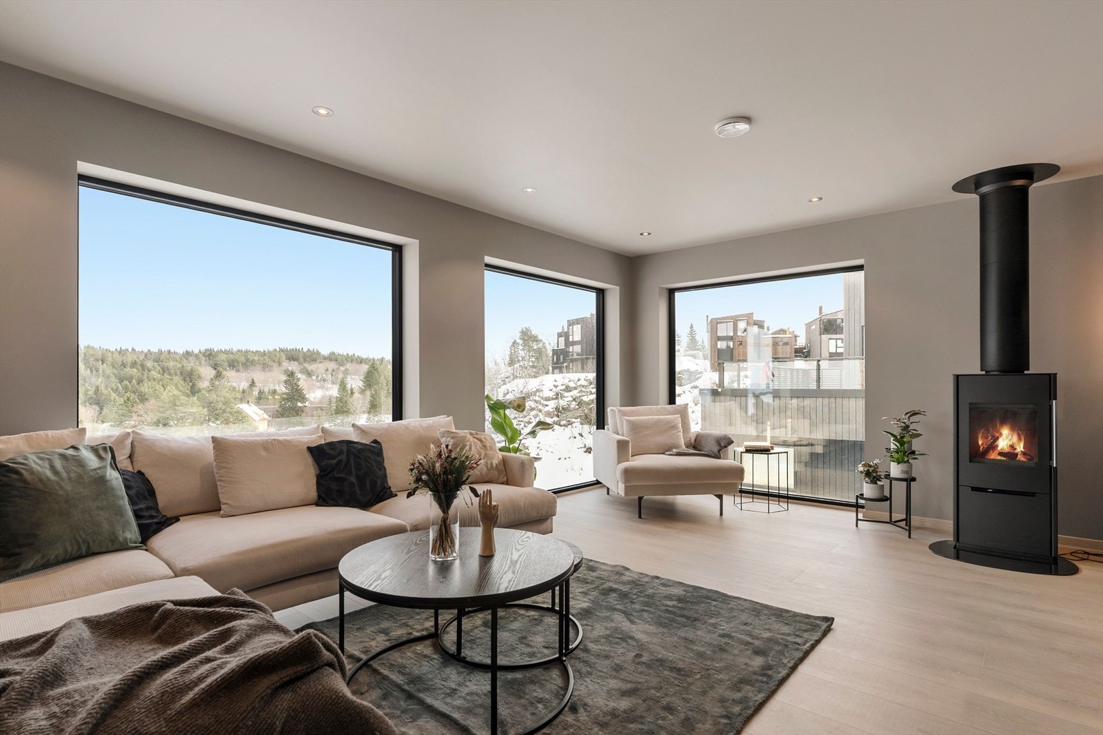 Stuen og kjøkkenet ligger i en åpen løsning, og danner til sammen et allrom på hele 47 kvm. Galleribilde