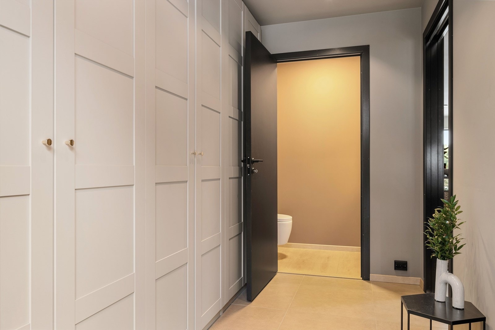 I tilknytning til entréen finner man et separat toalettrom med vegghengt servant, oppgradert innredning og speil med integrert belysning. Galleribilde