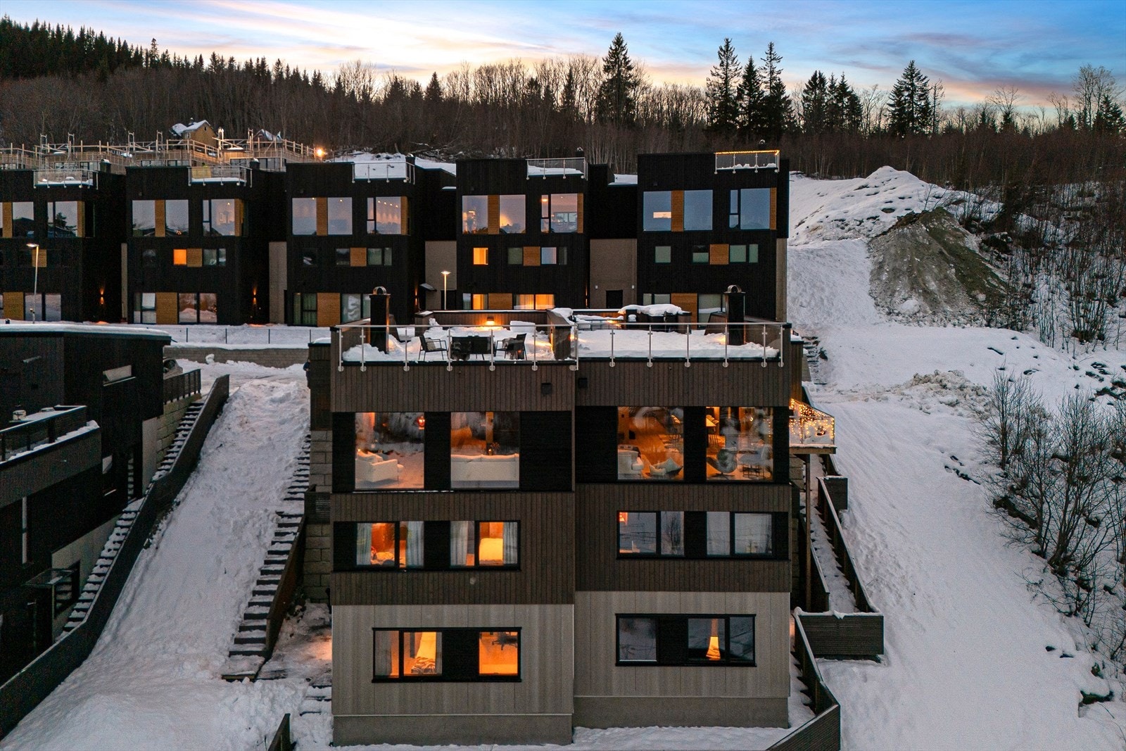 Aktiv Eiendomsmegling v/ Marius Kvalvik har gleden av å presentere Stokkåsen 93 - en moderne funkisbolig med storslått utsikt over Trondheimsfjorden. Foto: Vidar Alvik v/ Grattis Foto. Galleribilde