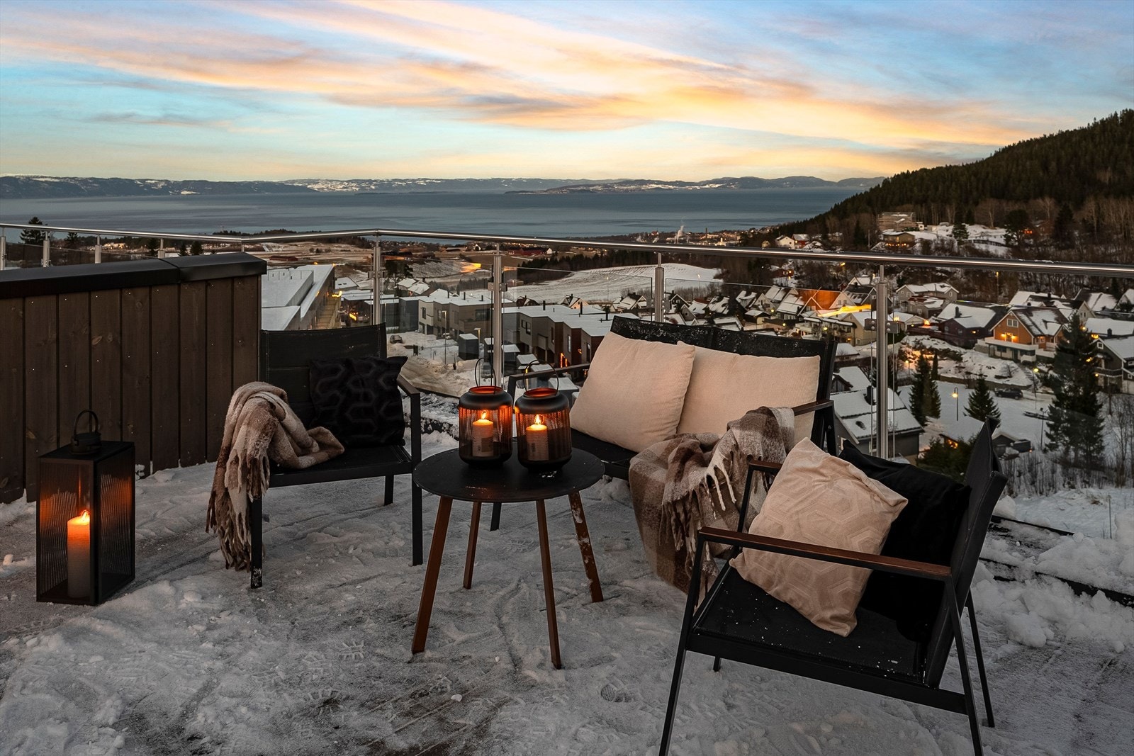 Beliggenheten gir flotte lysforhold og utsikt som strekker seg langt utover Trondheimsfjorden. Galleribilde