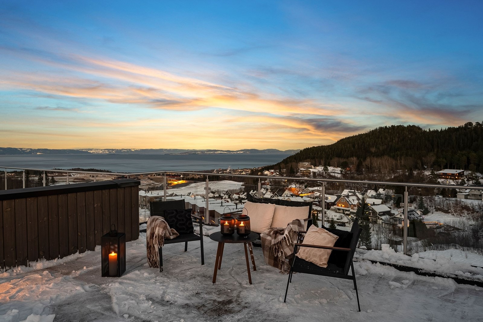 Terrassen har god plass til sittegrupper og fremstår som et naturlig samlingspunkt for både hverdagsbruk og sosiale sammenkomster. Galleribilde