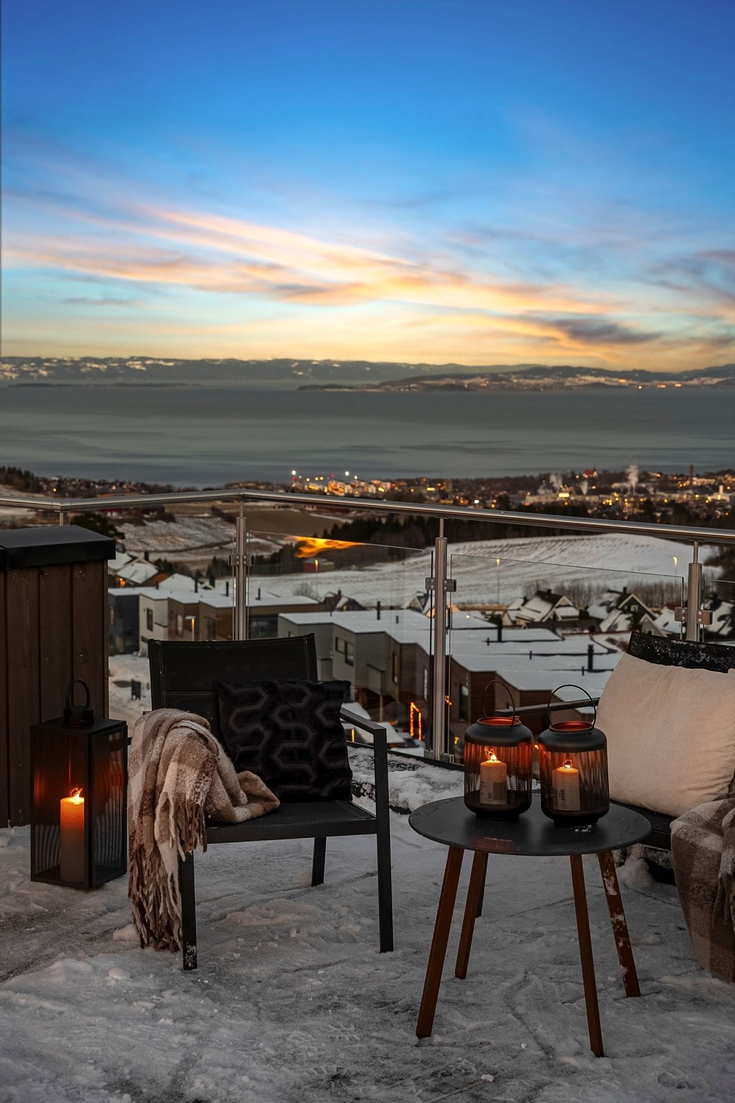 På takterrassen har du solen fra tidlig morgen til solnedgang midtsommers. Galleribilde