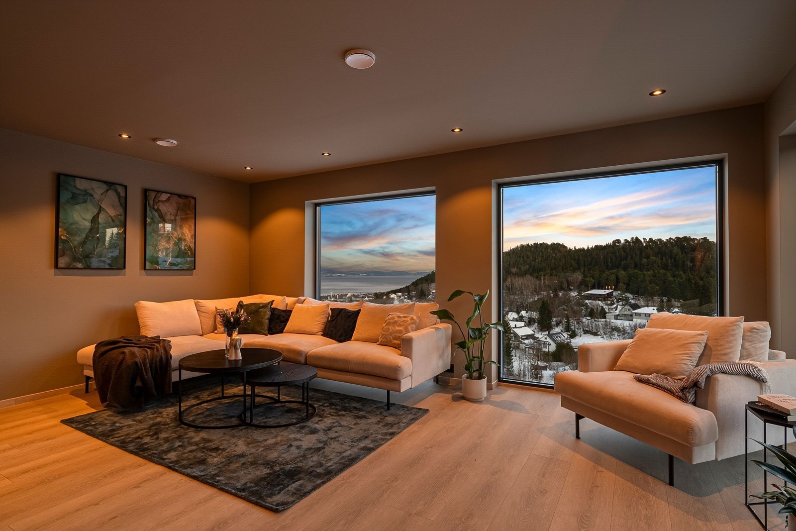 Det er lagt oppgradert kvalitetslaminat fra Berry Alloc i store planker, som sammen med gjennomgående sorte detaljer gir et moderne og helhetlig uttrykk. Galleribilde