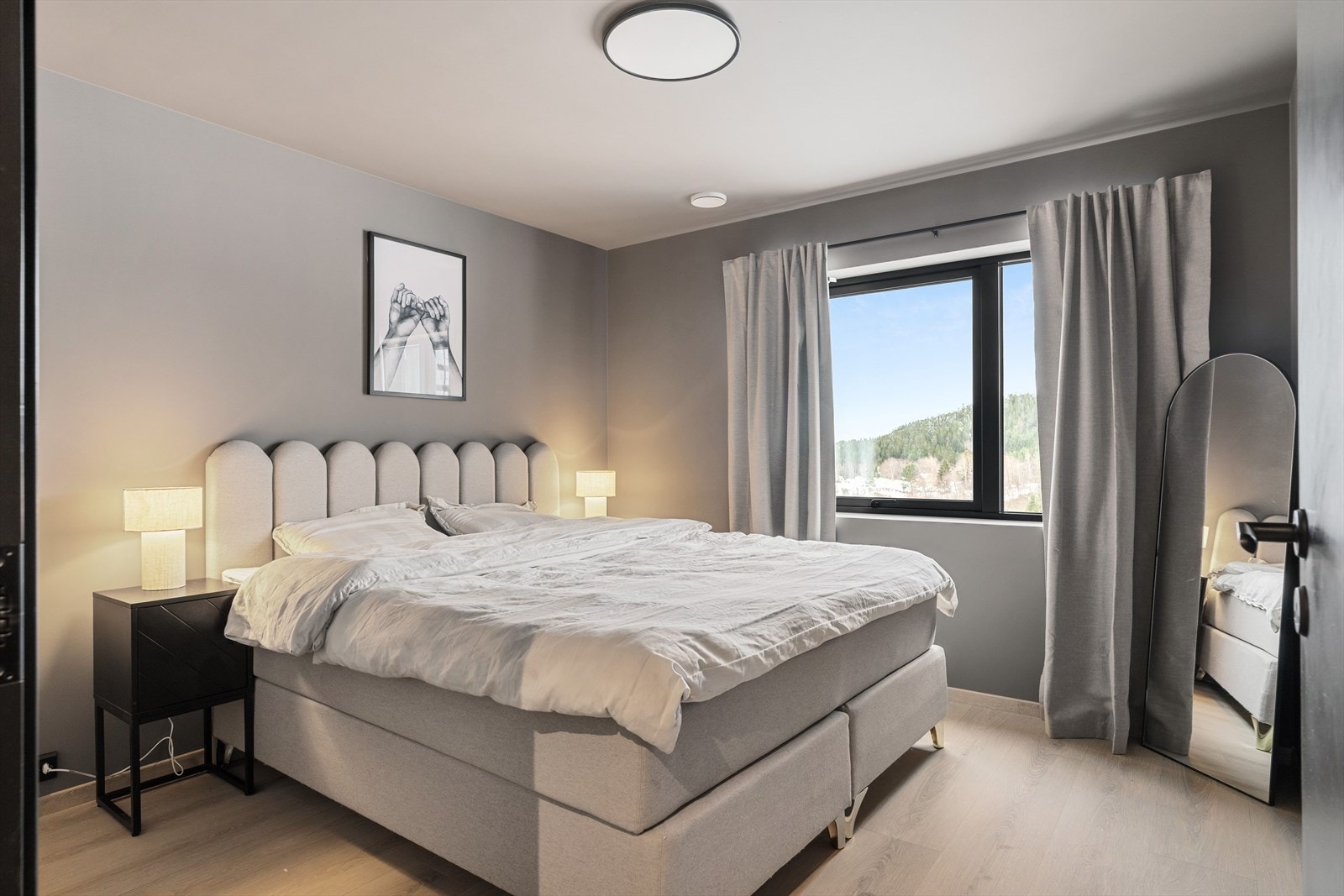 Hovedsoverommet har god plass til dobbeltseng og garderobeløsning. Galleribilde