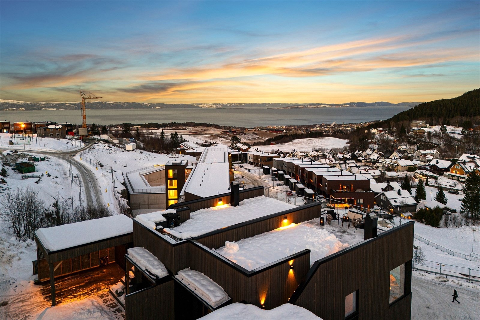 Boligen har en romslig takterrasse på ca. 60 kvm med glassrekkverk som gir uhindret utsyn mot nærområdet og fjorden. Galleribilde