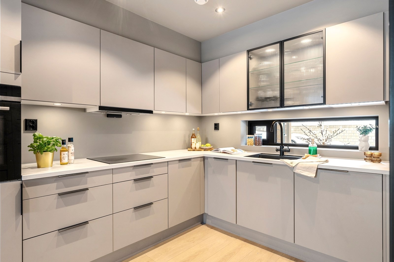 Vindu over benk gir dagslys til arbeidsområdet, og spotter i tak bidrar til god belysning ved matlaging og daglig bruk. Galleribilde