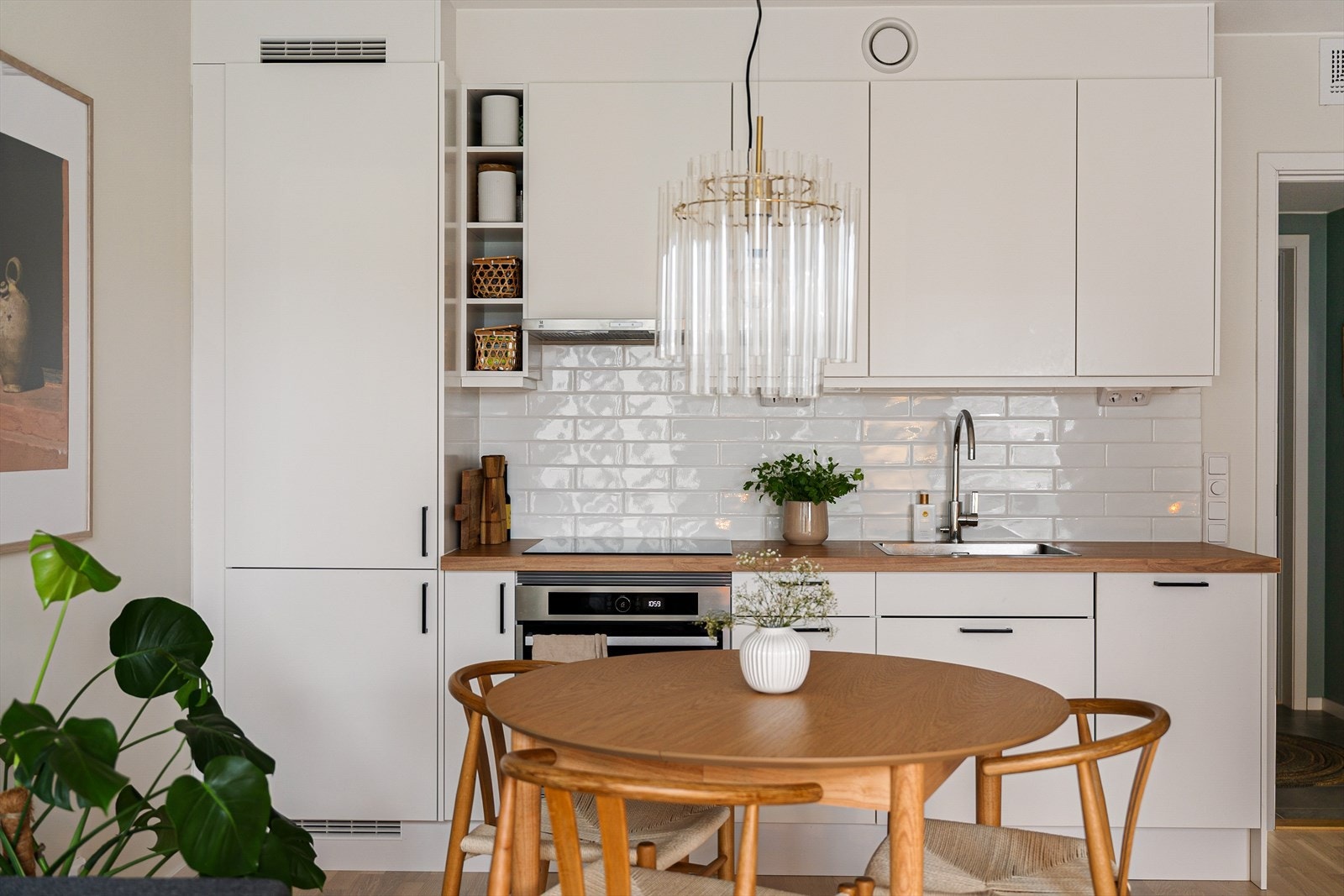 Det er lave månedlige felleskostnader på kr. 1.525,- per mnd. Dette inkluderer bl.a. oppvarming, varmt/kaldtvann, garasje og internett. Galleribilde