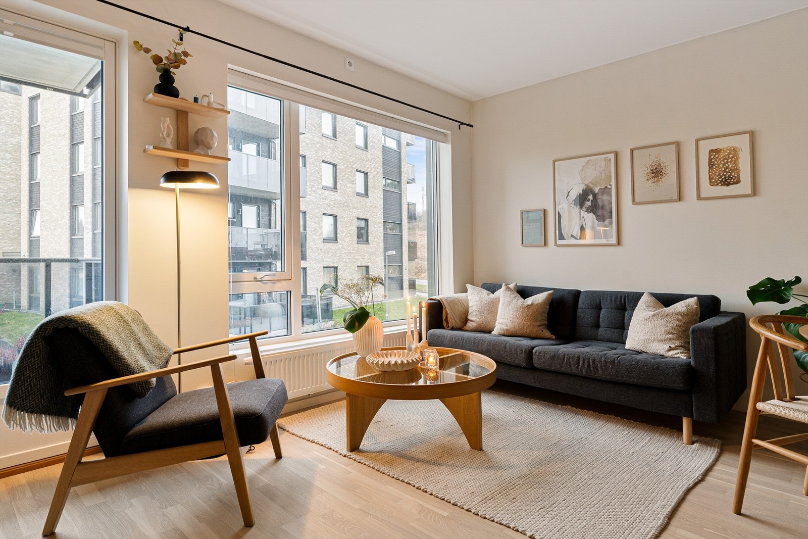 Den åpne planløsningen gir godt med møbleringsmuligheter. I tillegg har man store vindusflater som slipper rikelig med dagslys inn. Galleribilde