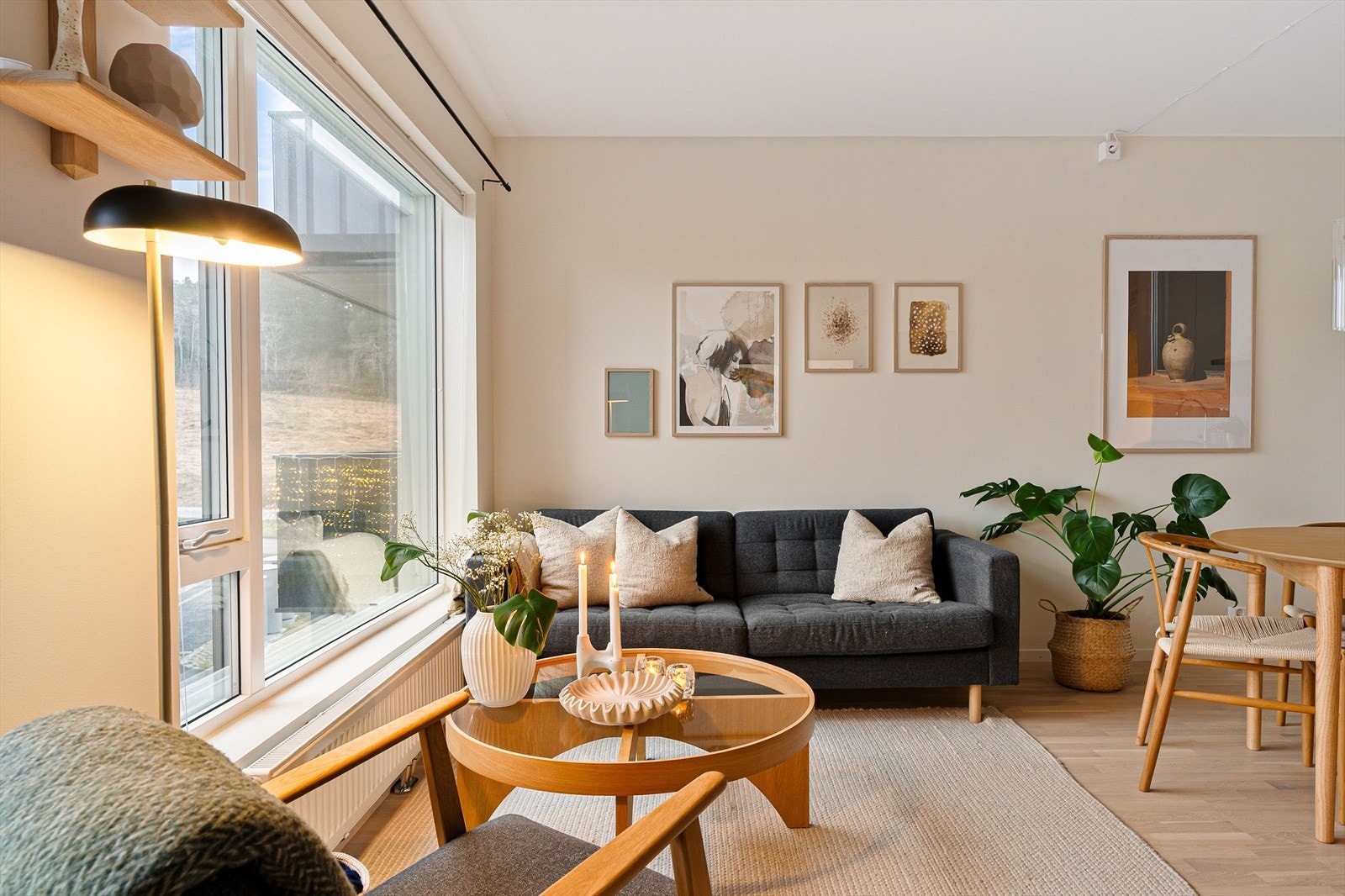 Her får man en tidløs standard med 3-stavs eikeparkett, heltre benkeplate og nymalte overflater. Galleribilde