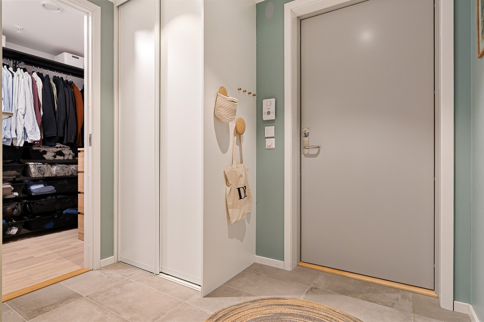 Her er det godt med plass til klesheng og oppbevaring. Bod på 3m² i tilknytning til gang er innredet som garderoberom. Innredninger medfølger i handelen. Galleribilde