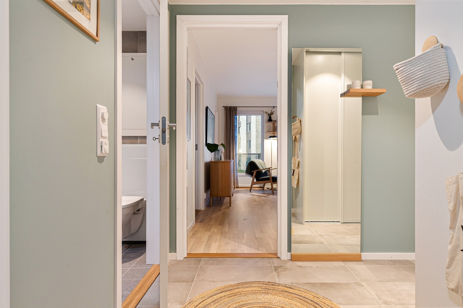 Entré/gang på 4,4m² som gir et rettmessig og godt førsteinntrykk av leiligheten. Galleribilde