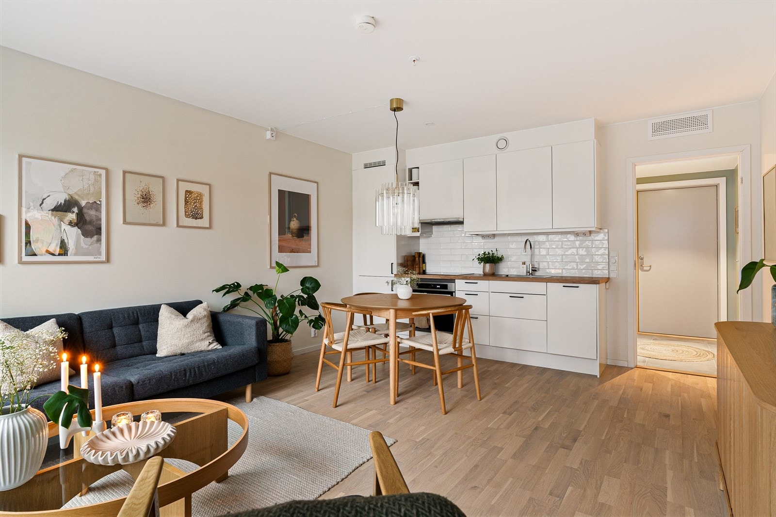 Gipsmalte vegger med listefrie overganger er gjennomgående for hele leiligheten. Tidsriktig og sømløst! Galleribilde