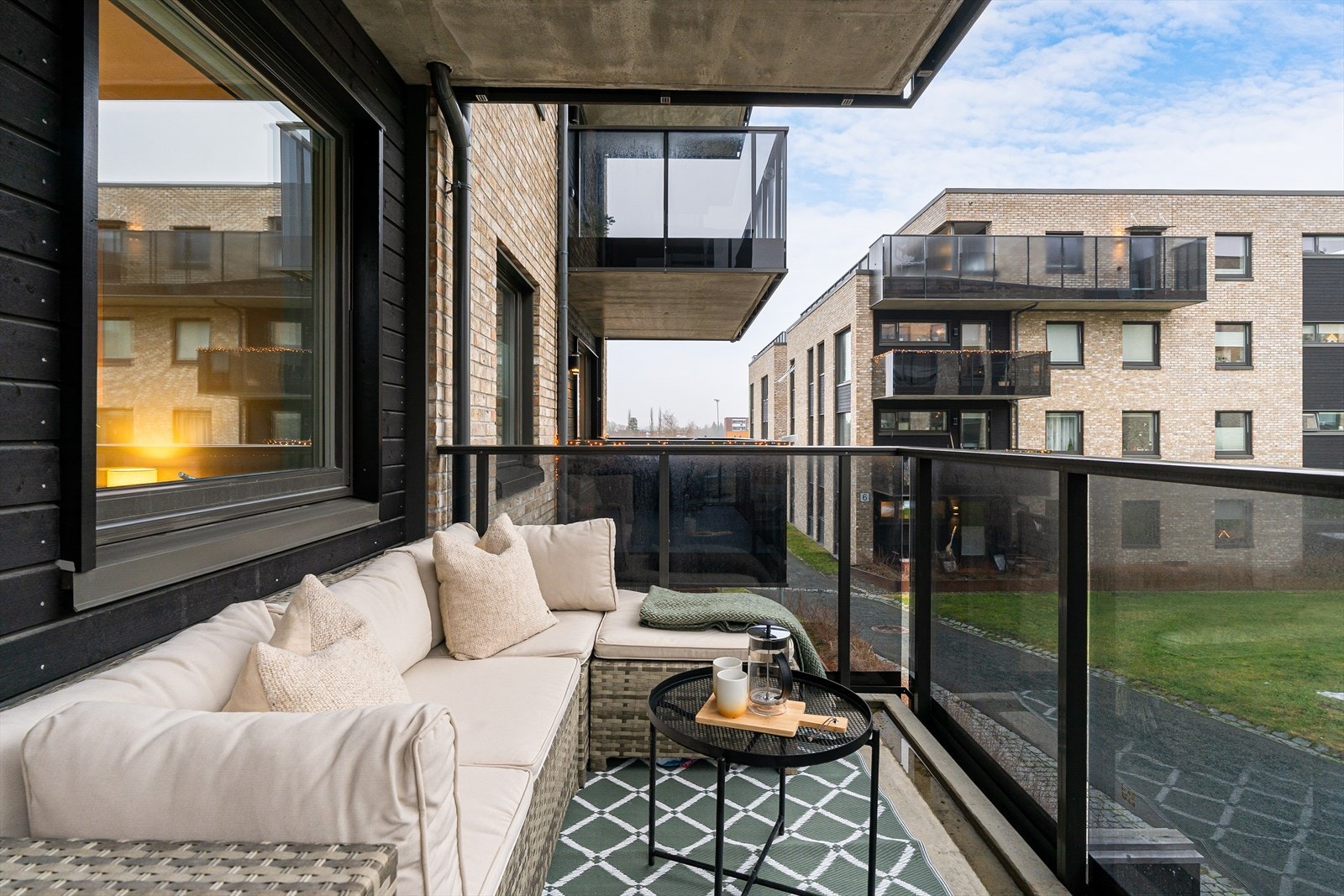 Fra balkongen kan man nyte flotte solforhold fra ca. 10.00 til 19.00 om sommeren. Galleribilde