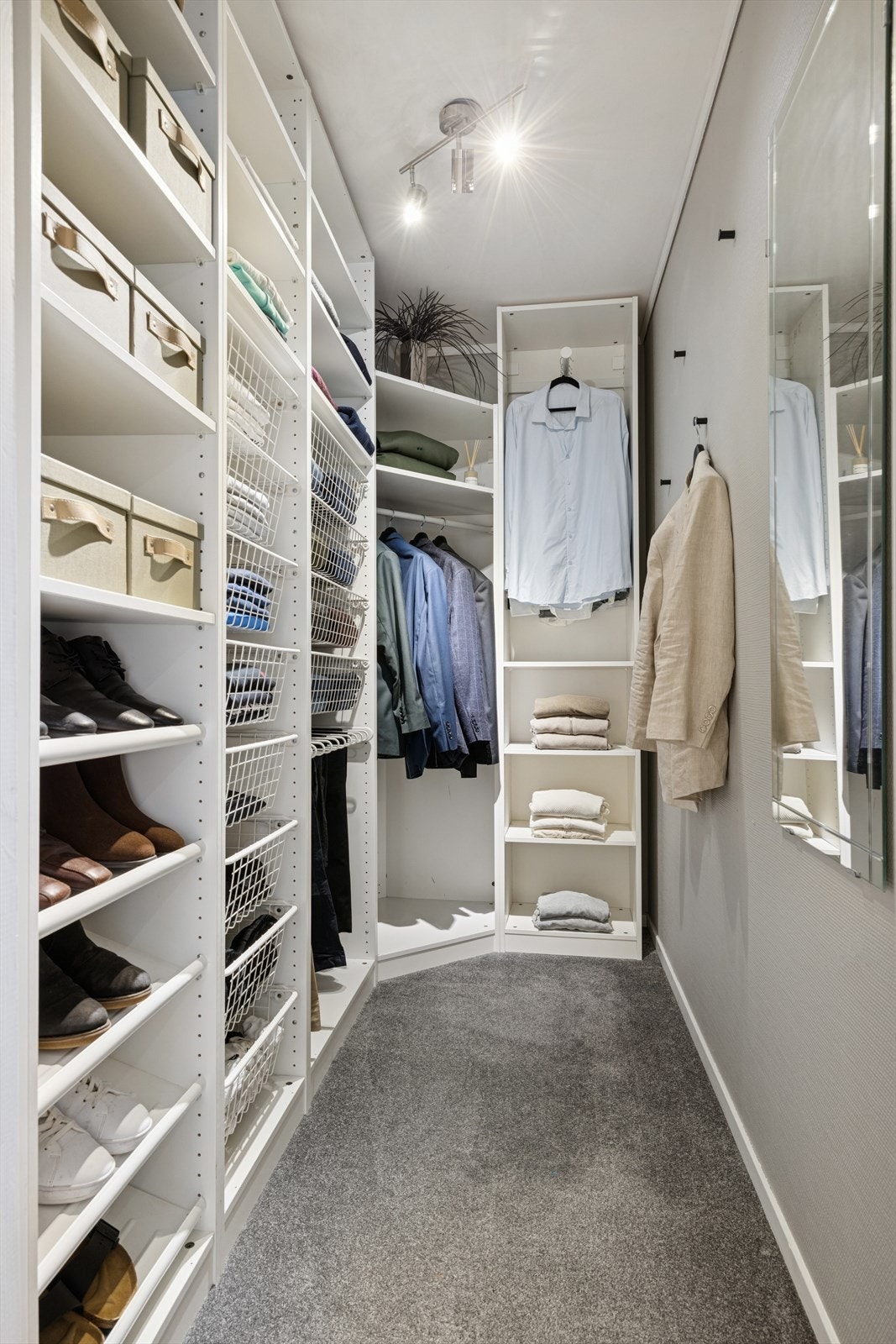 Innredningen på garderoberommet følger med i salget Galleribilde