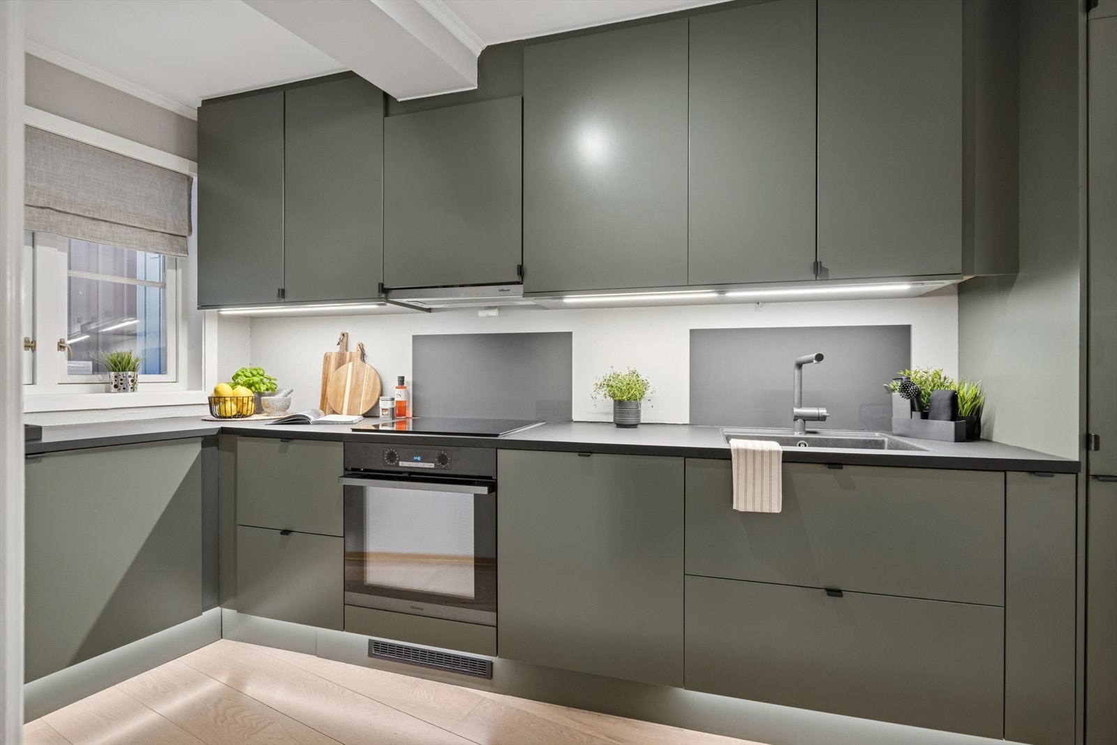 Oppgraderingen gir en funksjonell og stilren løsning med god lagringsplass og integrerte hvitevarer: Kombiskap, oppvaskmaskin, platetopp og stekeovn. Galleribilde