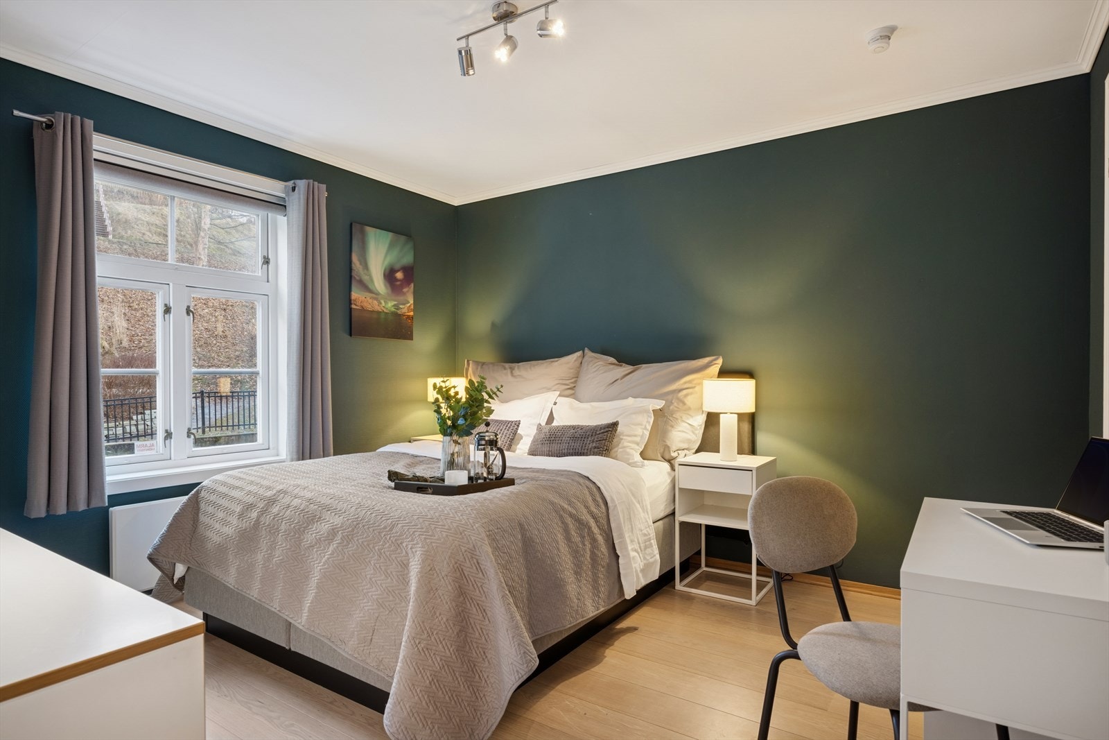 Leiligheten har to soverom, hvor hovedsoverommet måler hele 12 m² og har god plass til dobbeltseng, garderobeløsning og øvrig møblement. Galleribilde