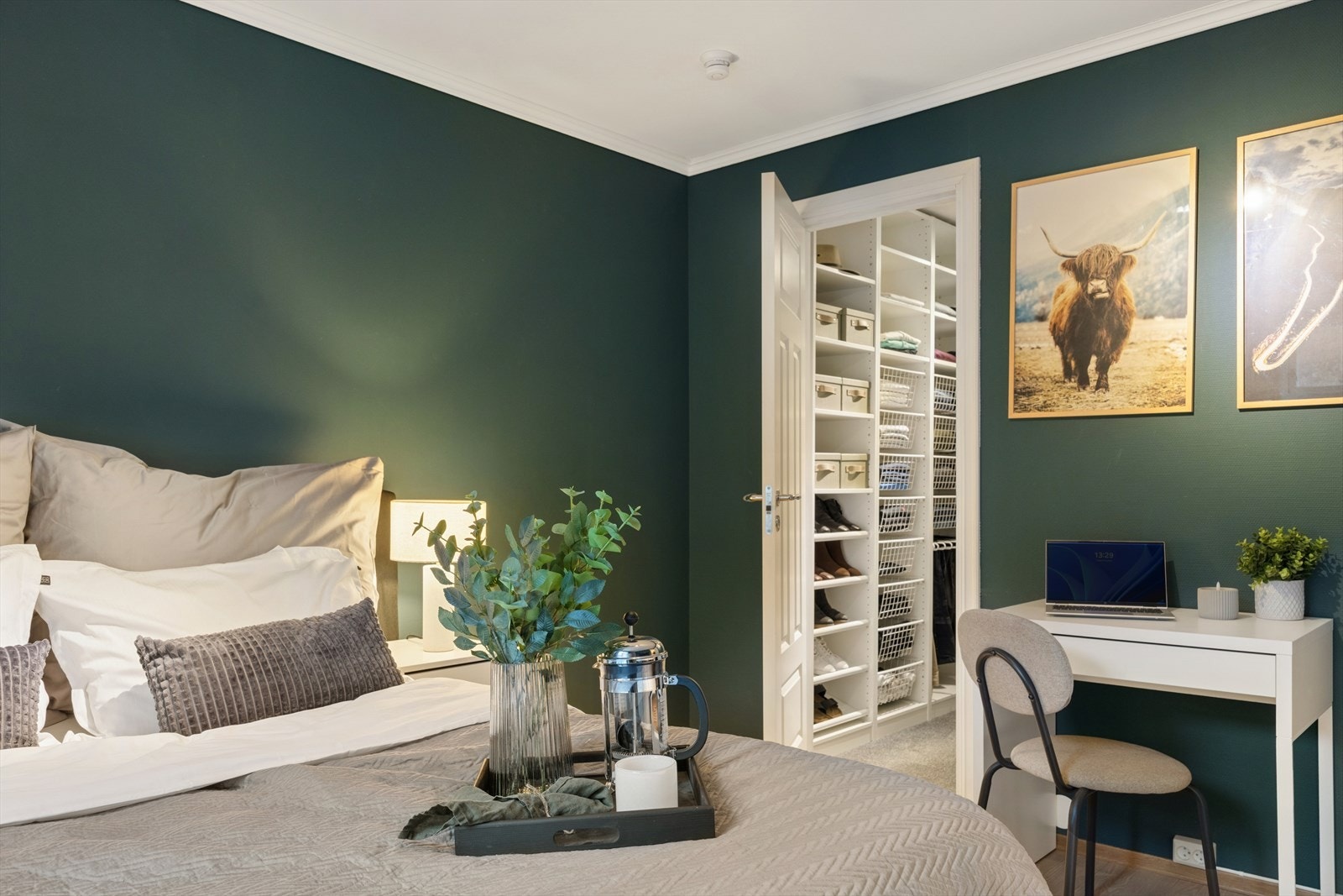 Praktisk walk-in closet med god oppbevaringsplass - direkte tilknyttet hovedsoverommet. Galleribilde